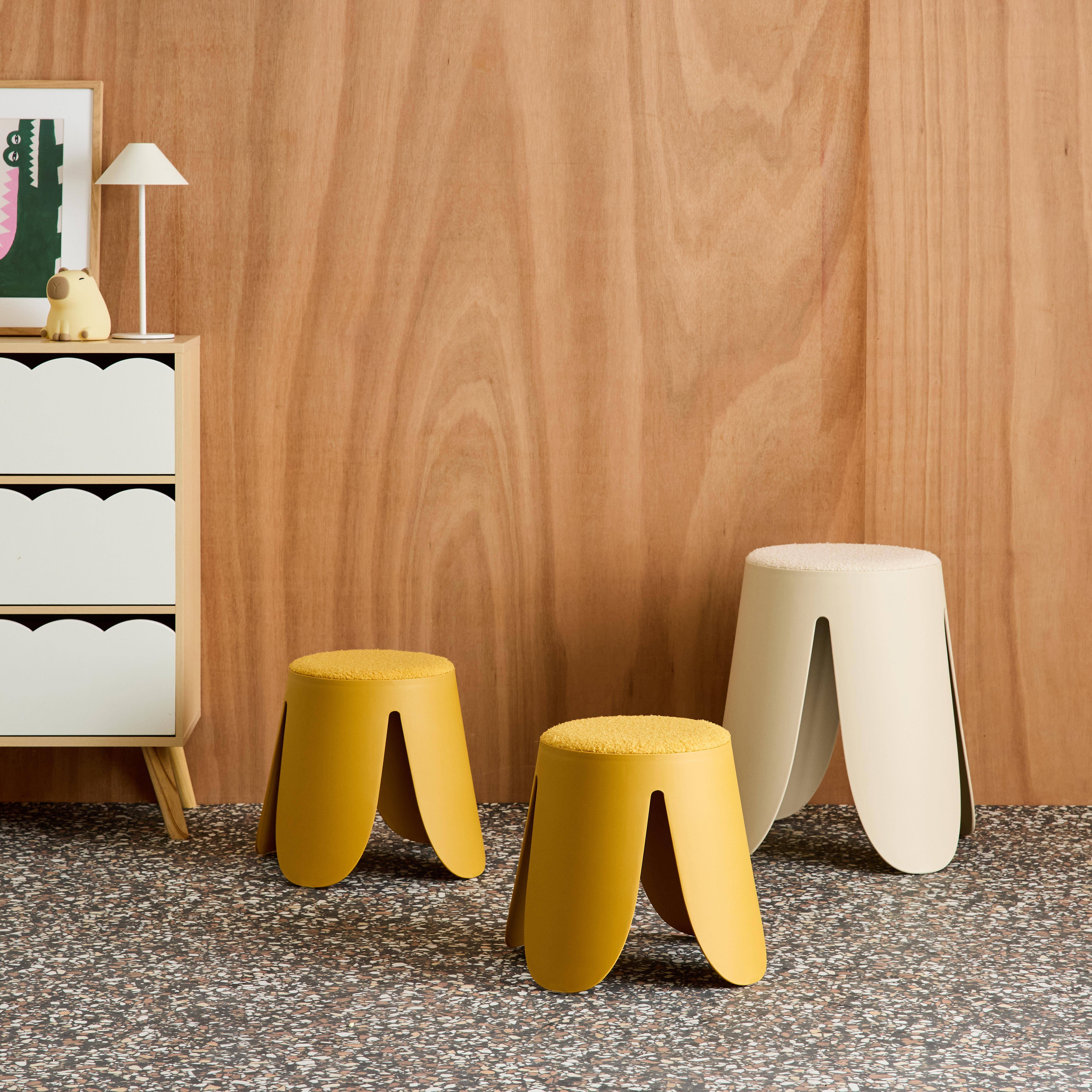 Zestaw 2 stołków dla dzieci z polipropylenu i teksturowanej tkaniny bouclé kolor musztardowy – Niki Kids,sweeek,Photo1