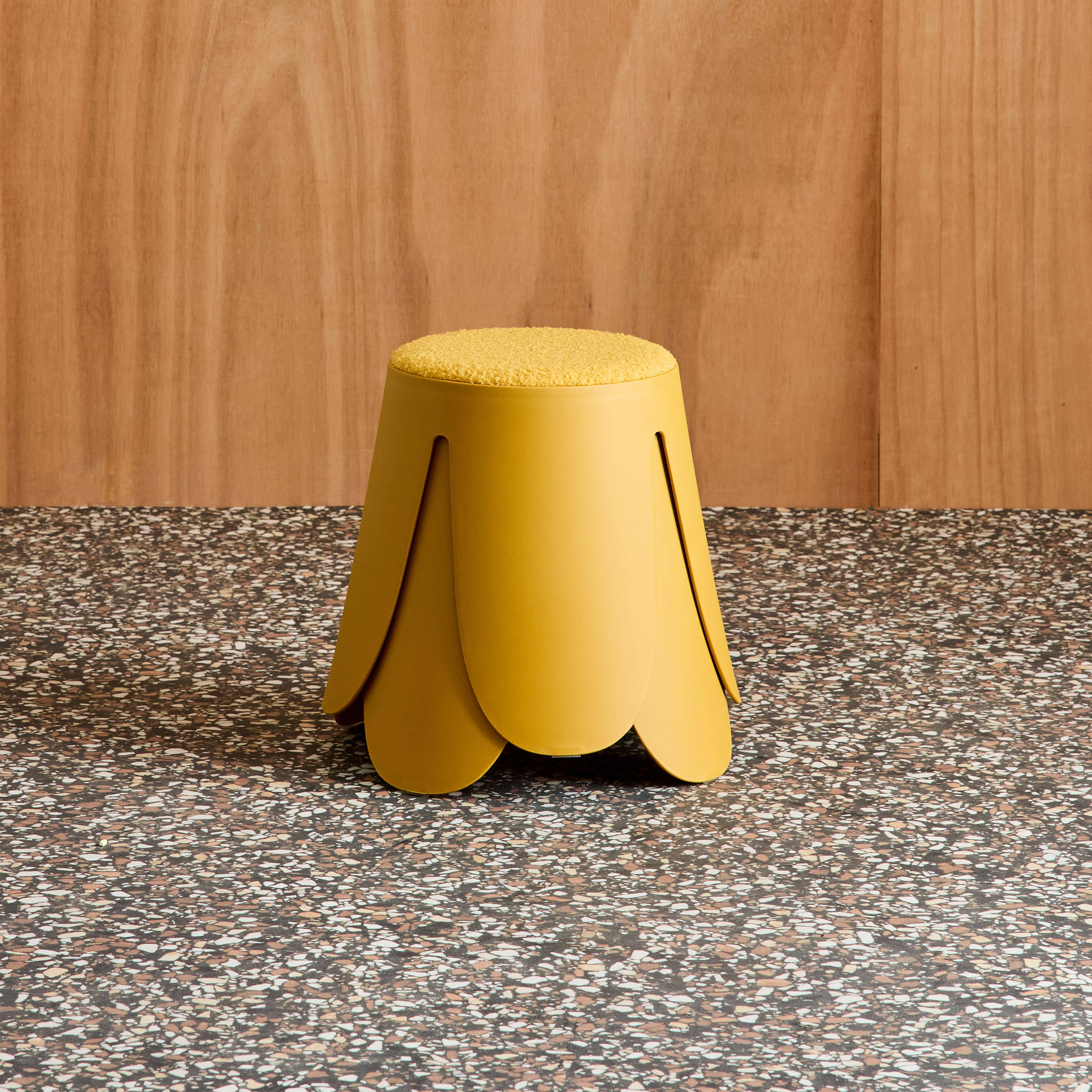 Zestaw 2 stołków dla dzieci z polipropylenu i teksturowanej tkaniny bouclé kolor musztardowy – Niki Kids Photo3