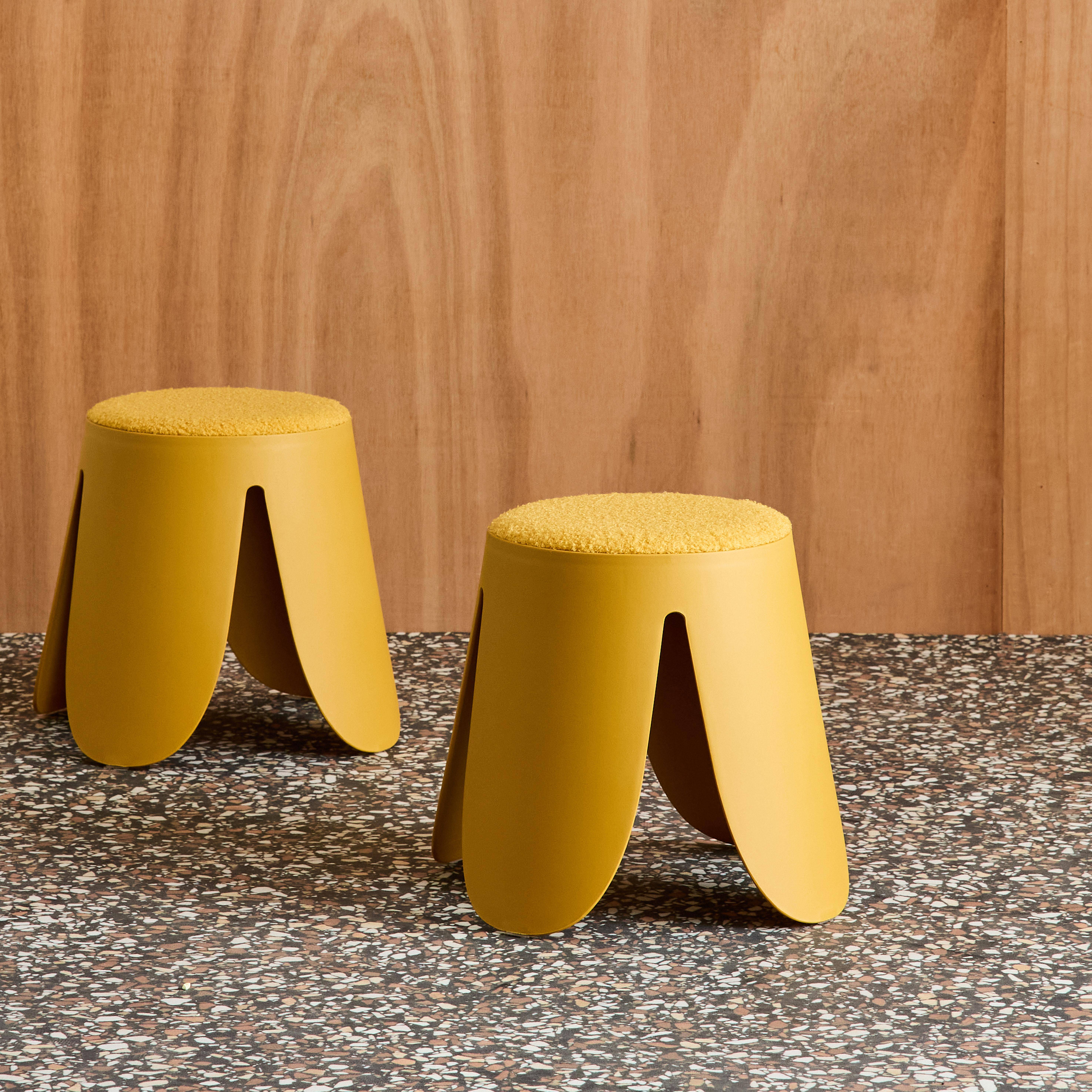 Zestaw 2 stołków dla dzieci z polipropylenu i teksturowanej tkaniny bouclé kolor musztardowy – Niki Kids Photo2