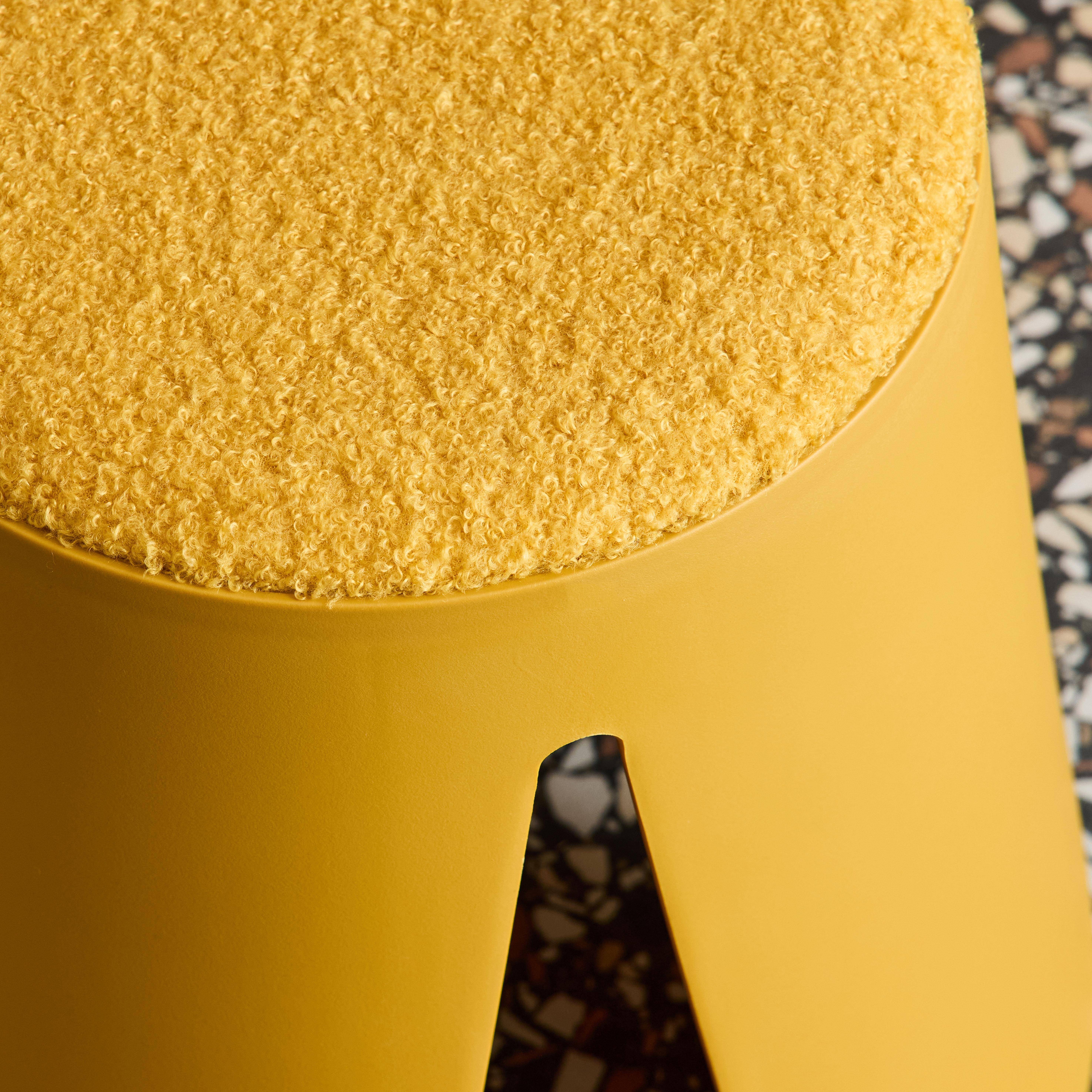 Zestaw 2 stołków dla dzieci z polipropylenu i teksturowanej tkaniny bouclé kolor musztardowy – Niki Kids Photo4