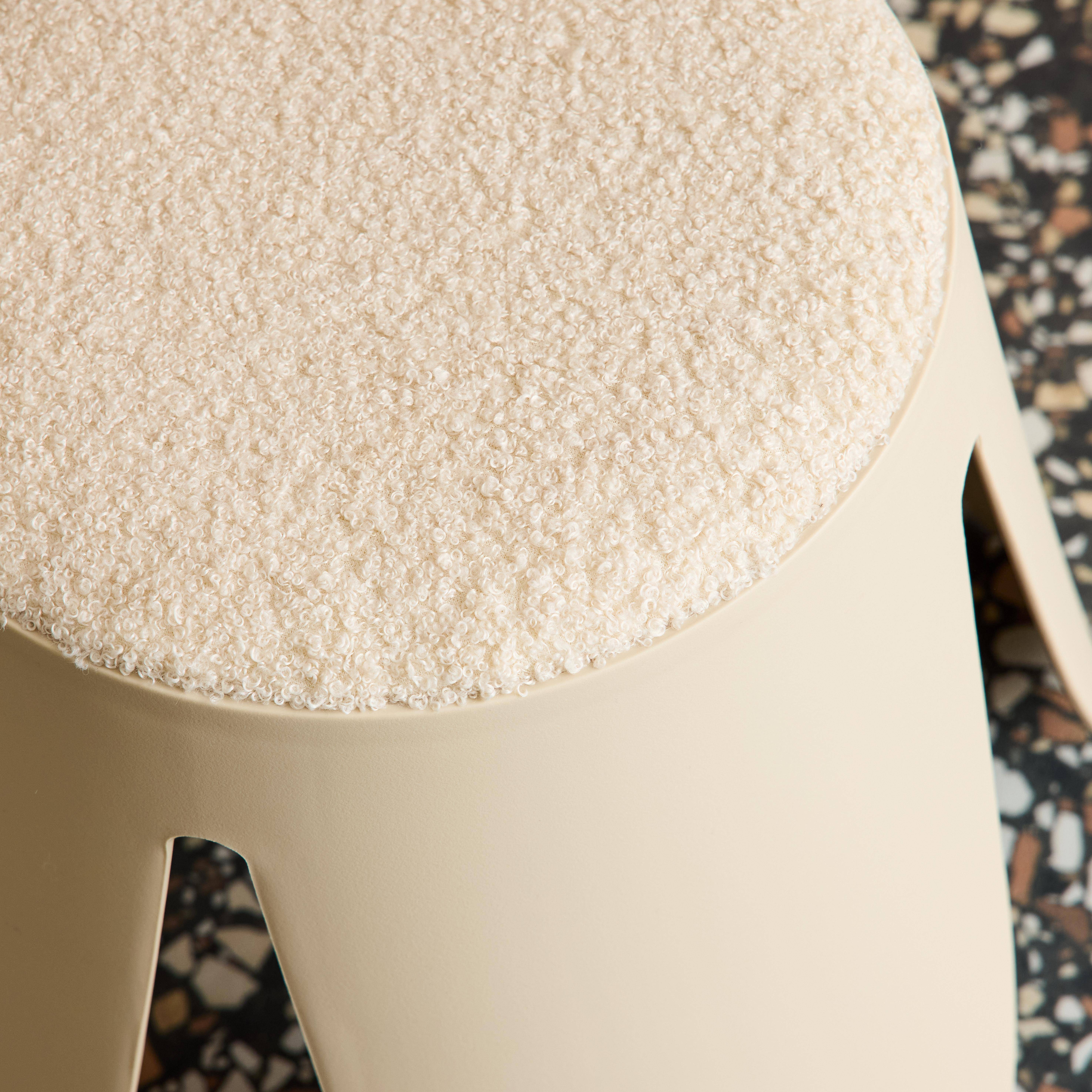 Zestaw 2 stołków dla dzieci z polipropylenu i beżowej teksturowanej tkaniny bouclé – Niki Kids,sweeek,Photo4