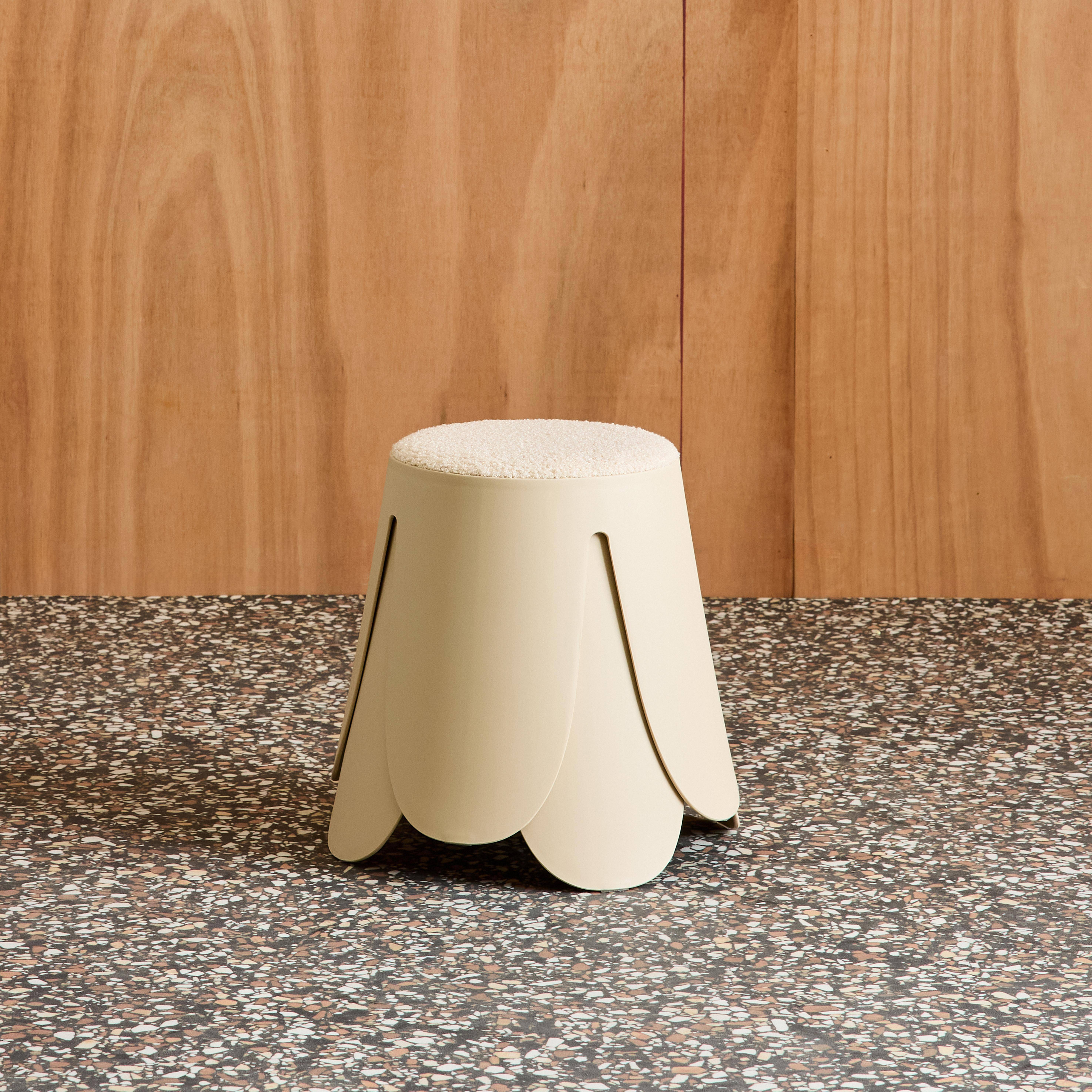 Zestaw 2 stołków dla dzieci z polipropylenu i beżowej teksturowanej tkaniny bouclé – Niki Kids Photo3