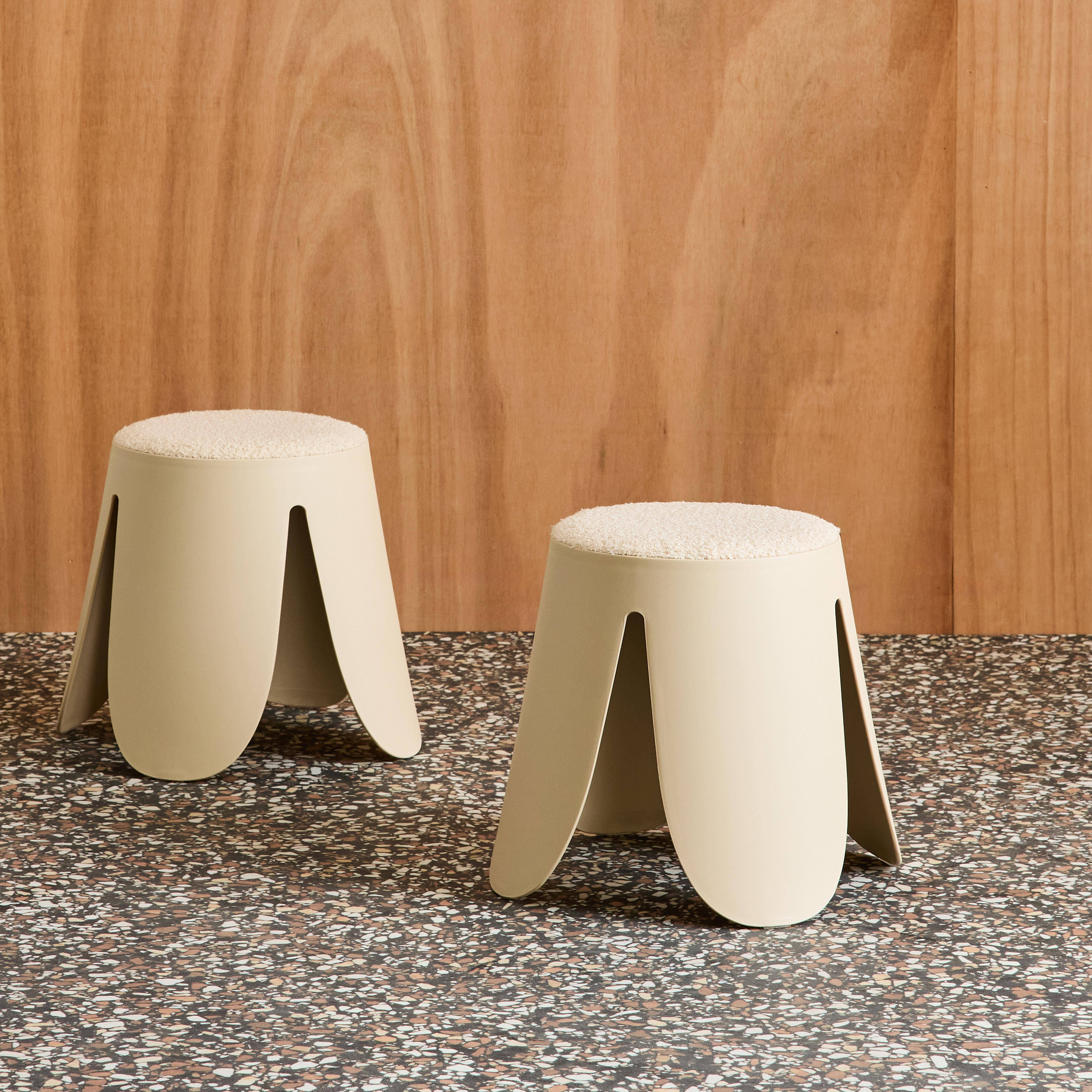 Zestaw 2 stołków dla dzieci z polipropylenu i beżowej teksturowanej tkaniny bouclé – Niki Kids Photo2