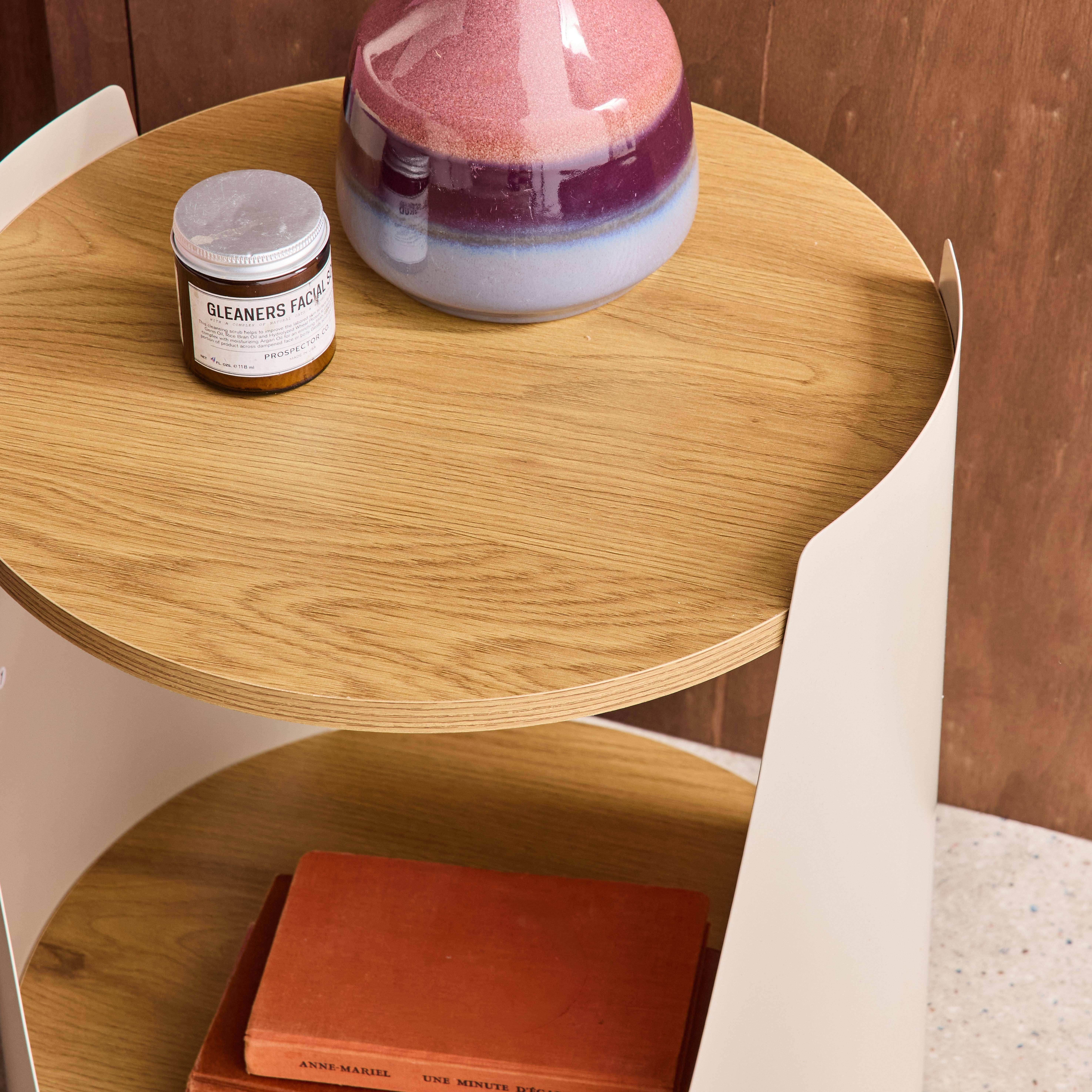 Stolik pomocniczy, stolik nocny z giętego metalu i w kolorze drewna na kółkach, beżowy - Molto,sweeek,Photo2