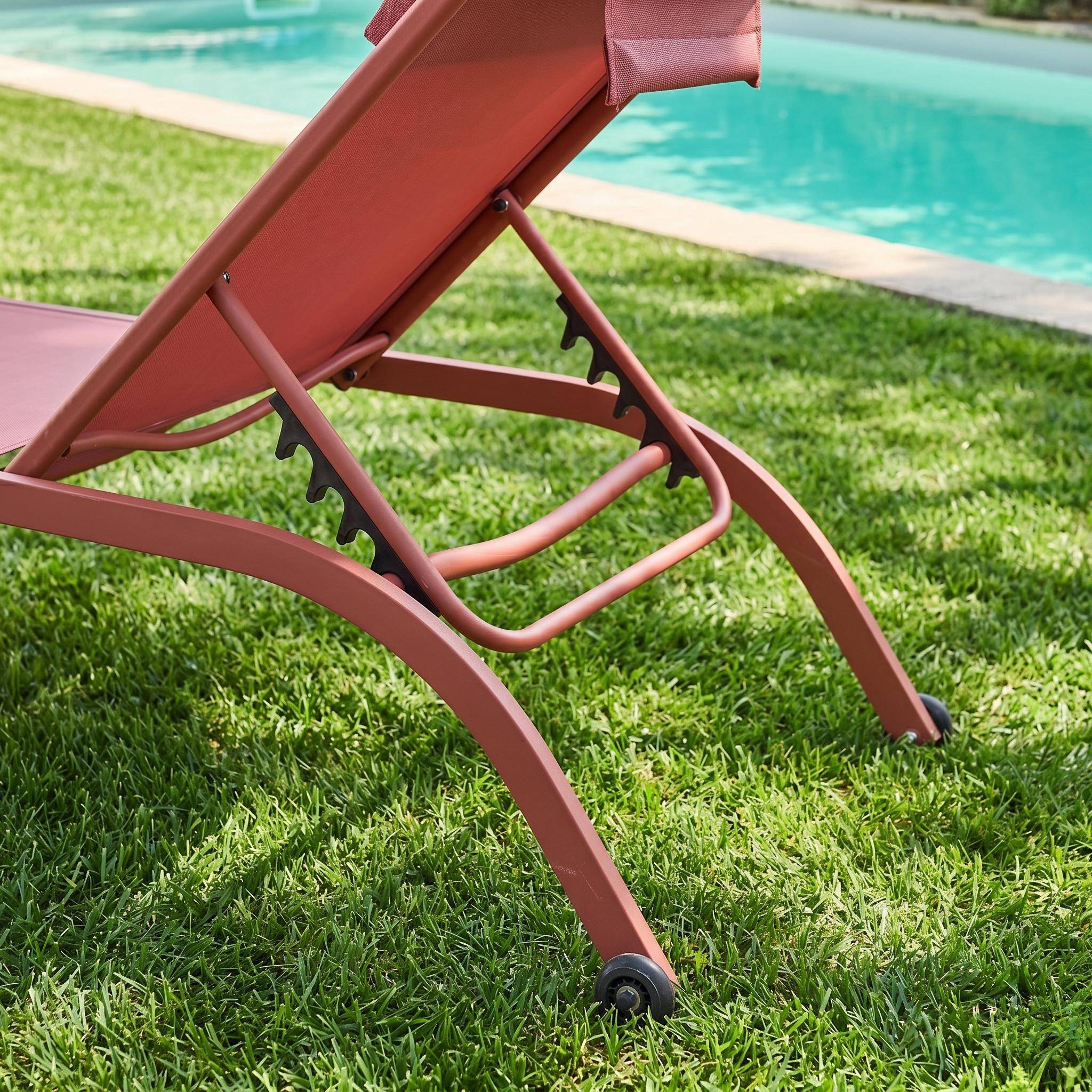 Ligstoelen met meerdere posities stapelbaar inclusief hoofdkussen en wieltjes (set van 2) terracotta 198 x 60,5 x 34cm - Ona Photo5