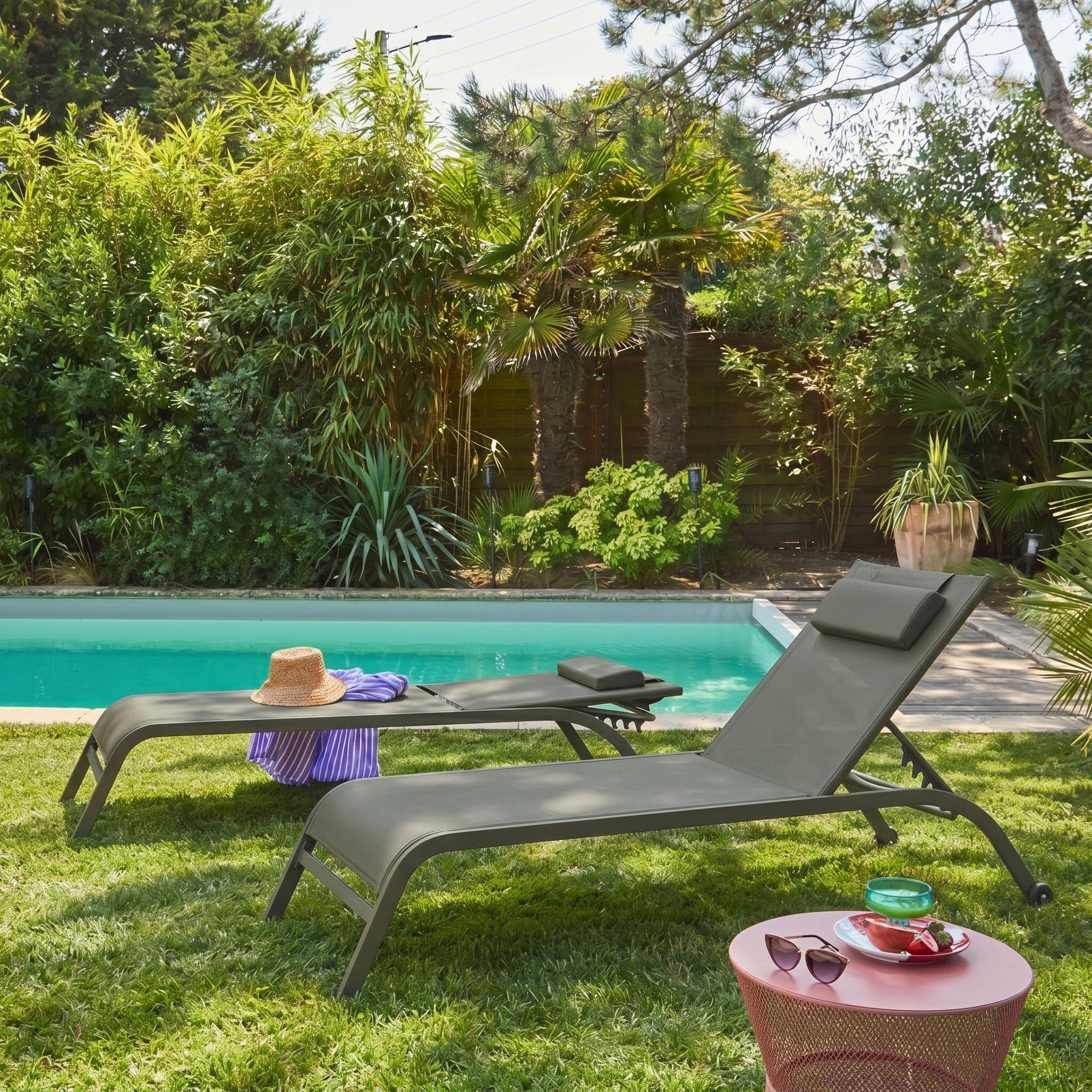 Ligstoelen met meerdere posities stapelbaar inclusief hoofdkussen en wieltjes (set van 2) kaki 198 x 60,5 x 34cm - Ona Photo1