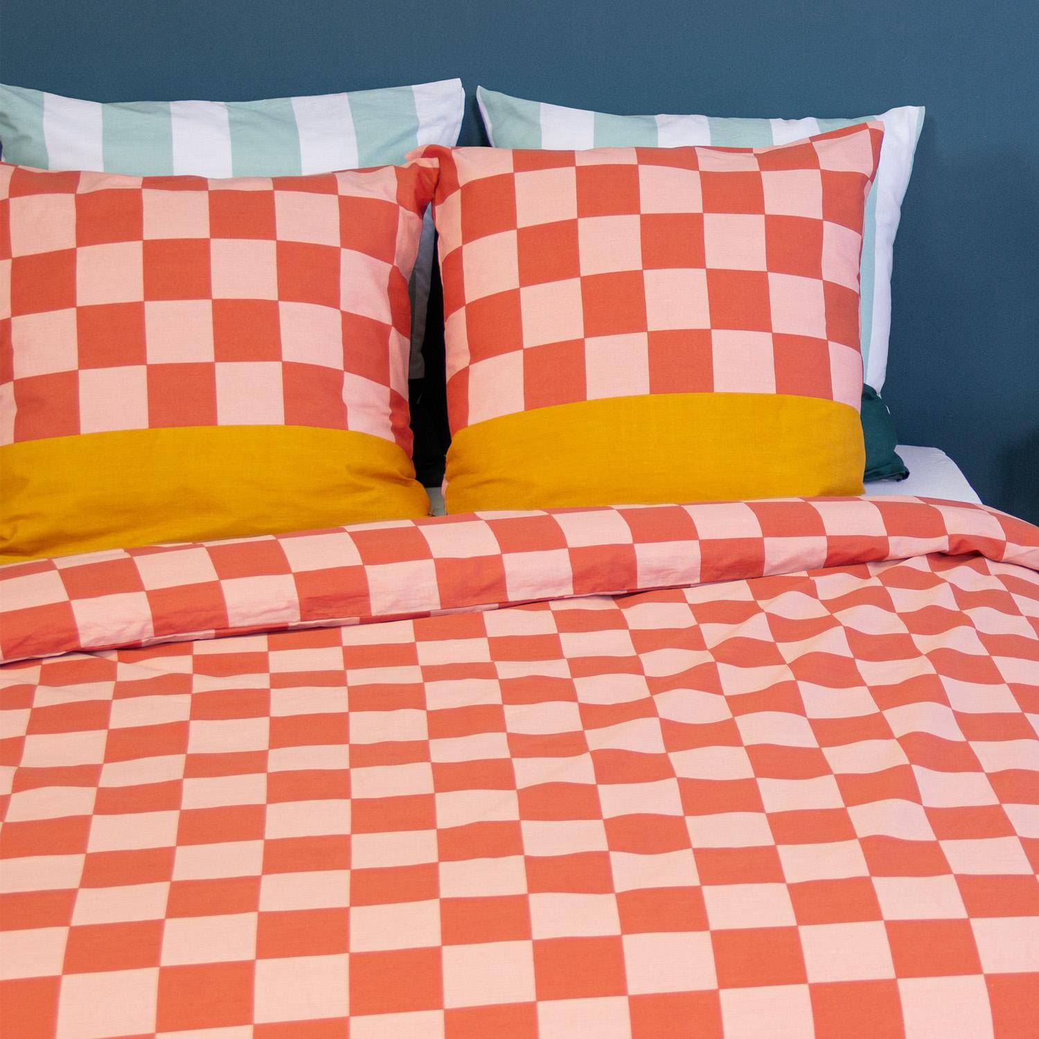 Parure de lit coton motifs damier 2 places rouge et orange 260 x 240cm - Futuna Photo2