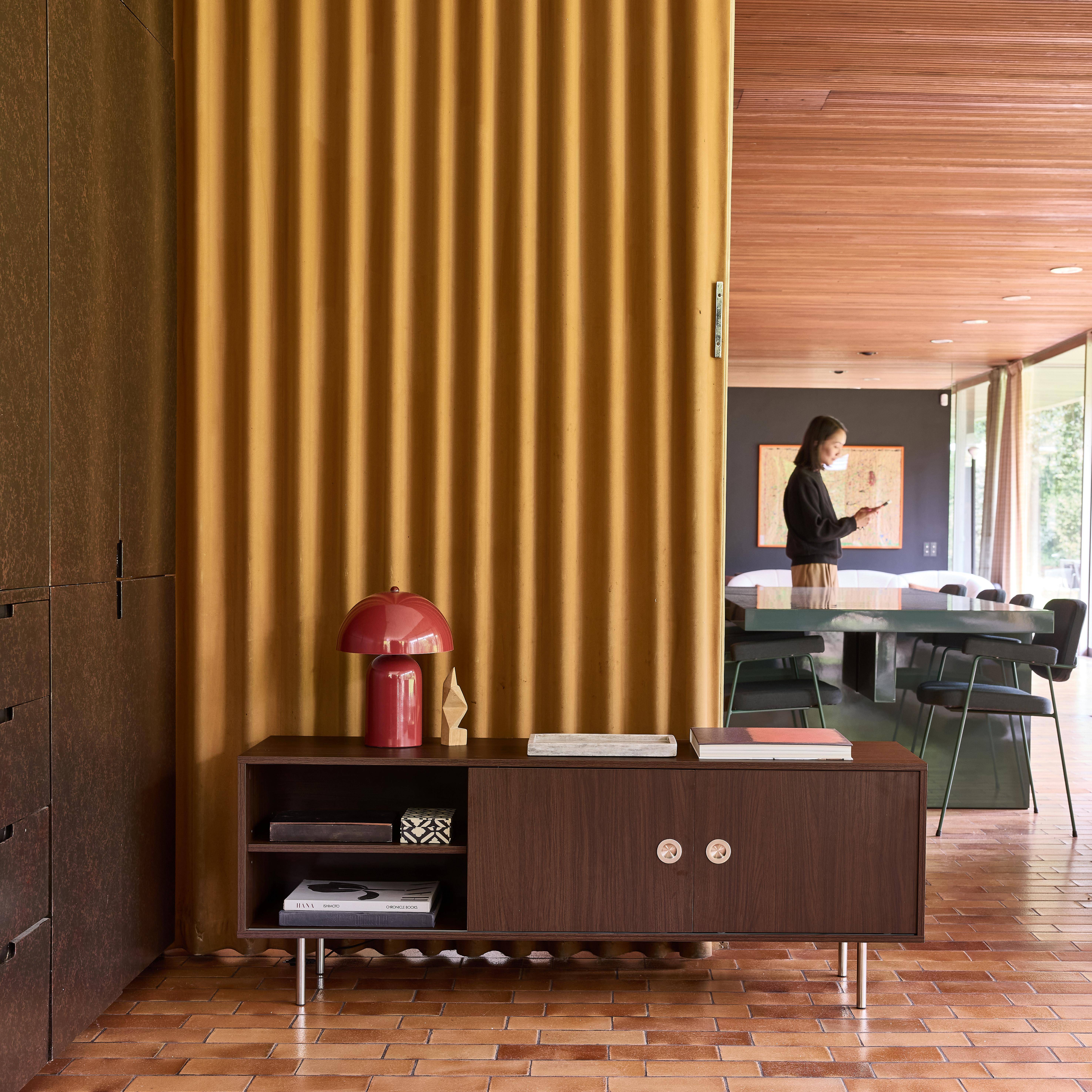 Vintage TV stand with wood decor and stainless steel, 2 doors 140cm walnut - Shelby Photo3