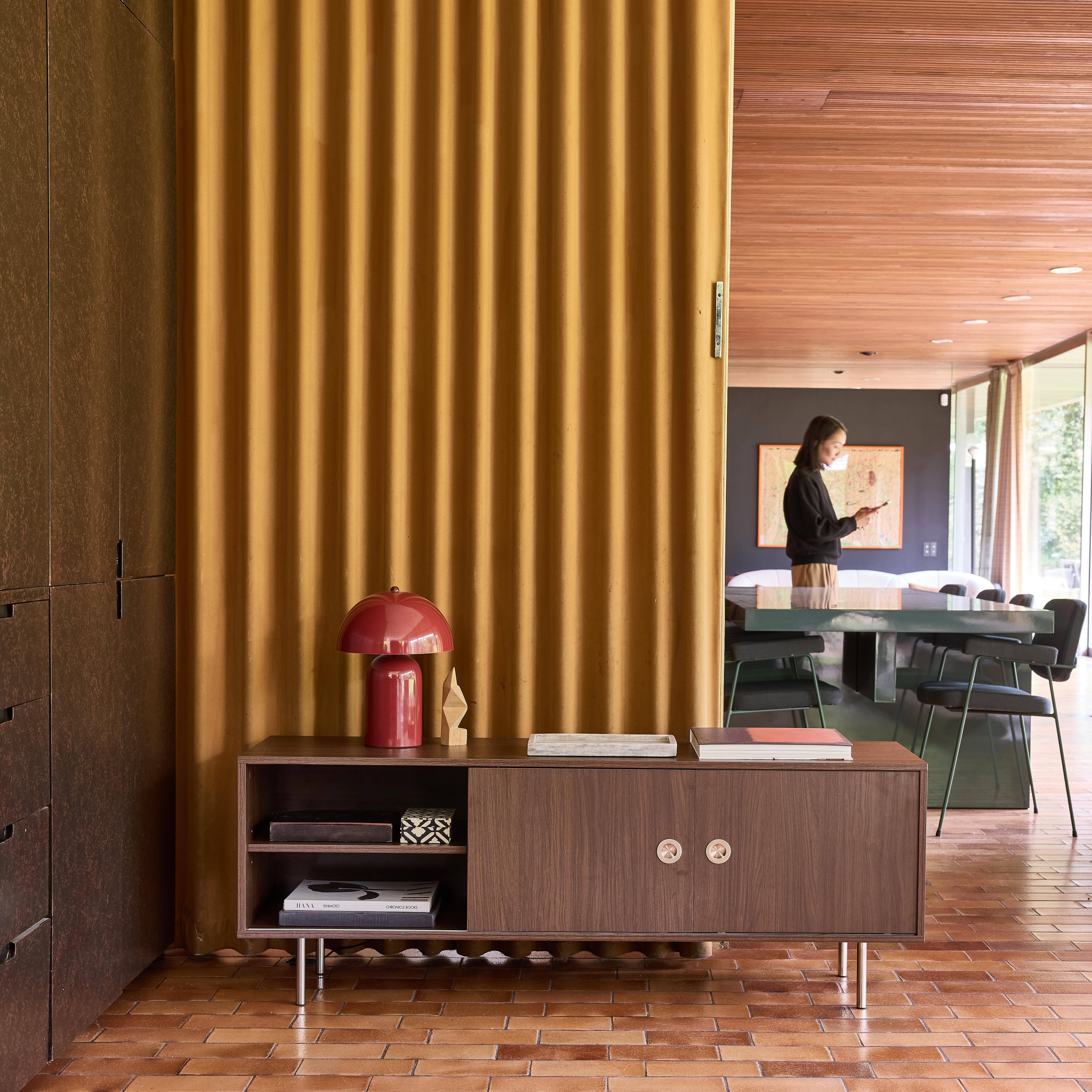 Móvel de TV vintage com acabamento em madeira e aço inoxidável de 2 portas, 140cm Madeira de nogueira - 140x40x52 cm,sweeek,Photo4