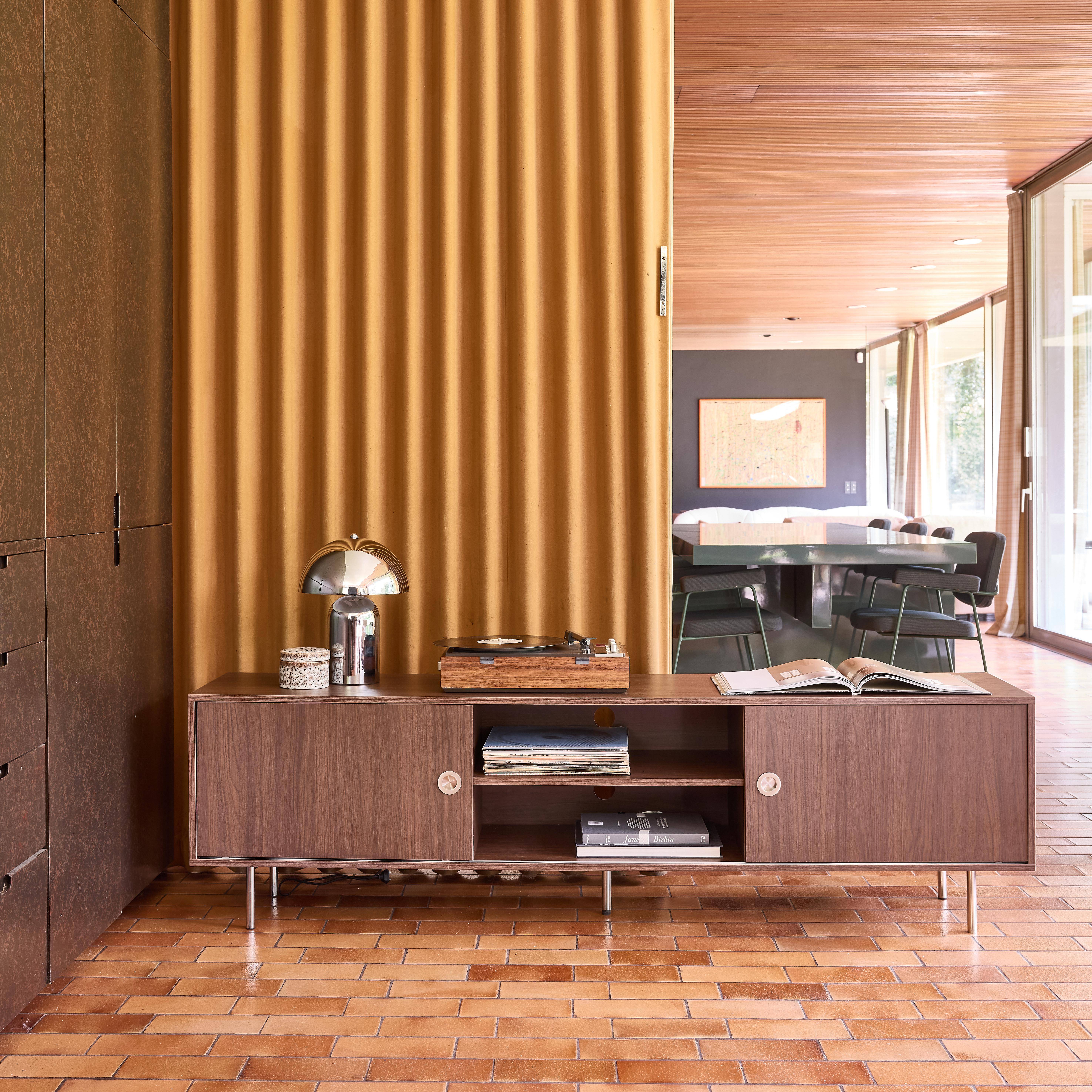 Mueble TV vintage con decoración en madera y acero inoxidable, 2 puertas, 180cm Nogal - 180x40x52 cm,sweeek,Photo2