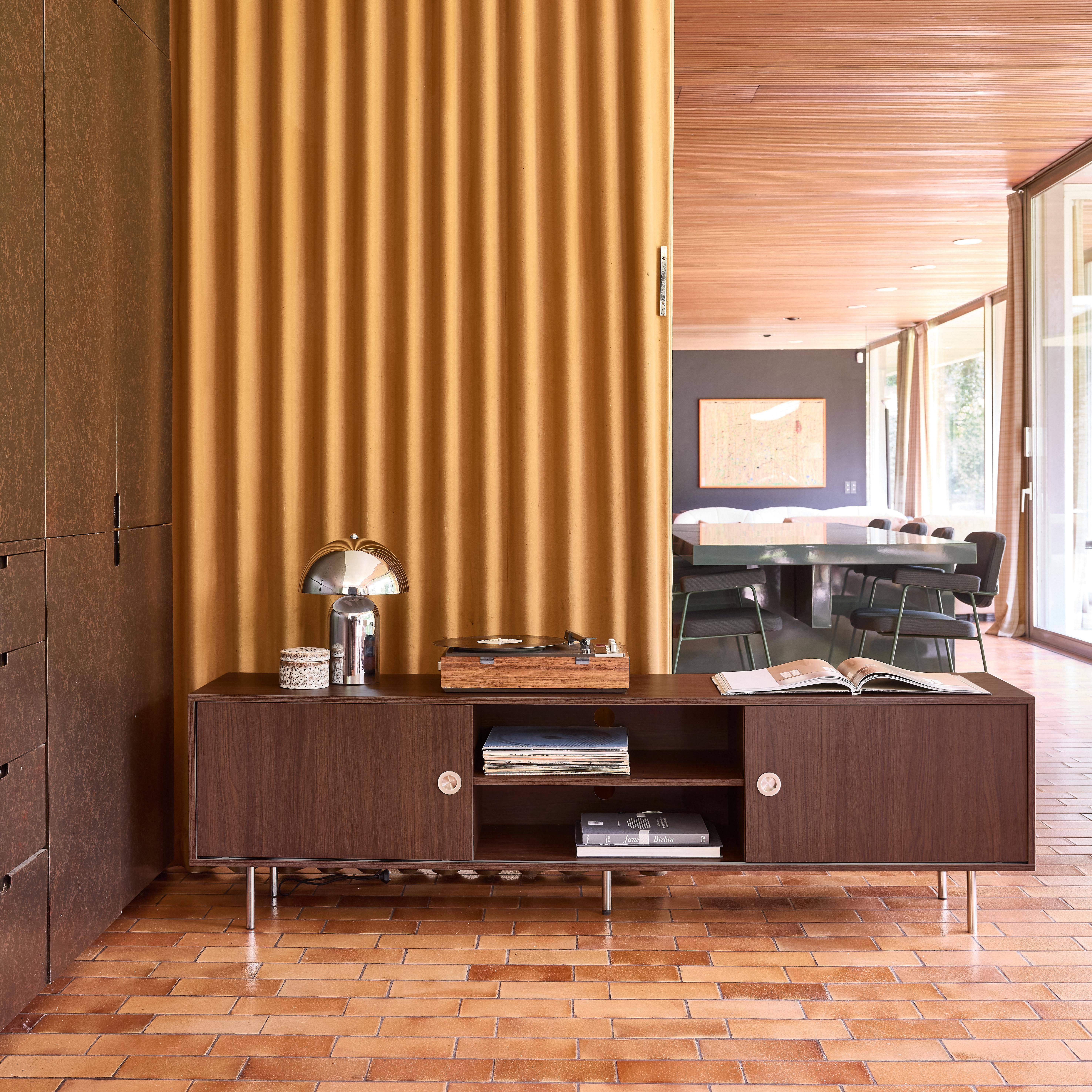 Mueble TV vintage con decoración en madera y acero inoxidable, 2 puertas, 180cm Nogal - 180x40x52 cm Photo1
