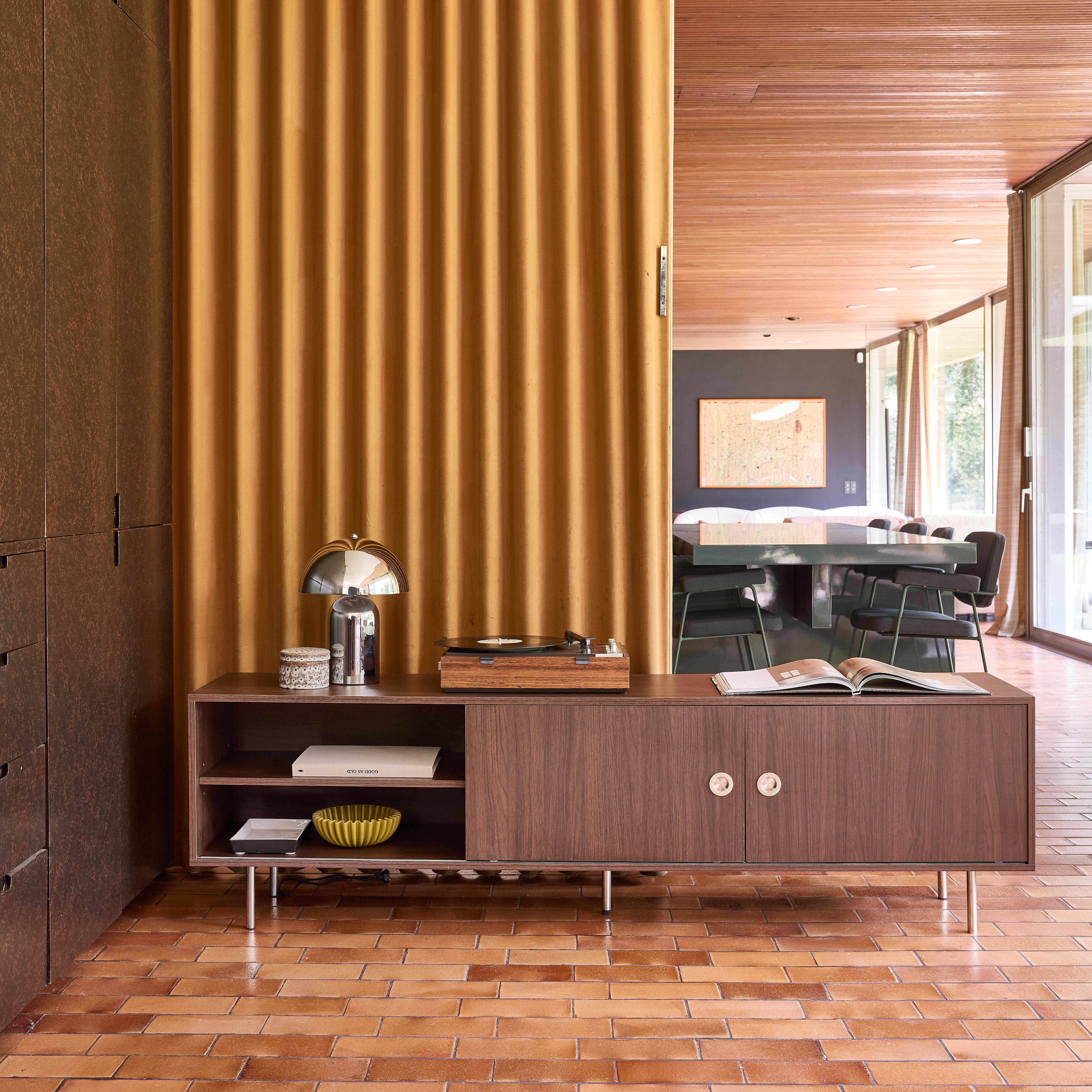 Mueble TV vintage con decoración en madera y acero inoxidable, 2 puertas, 180cm Nogal - 180x40x52 cm Photo3