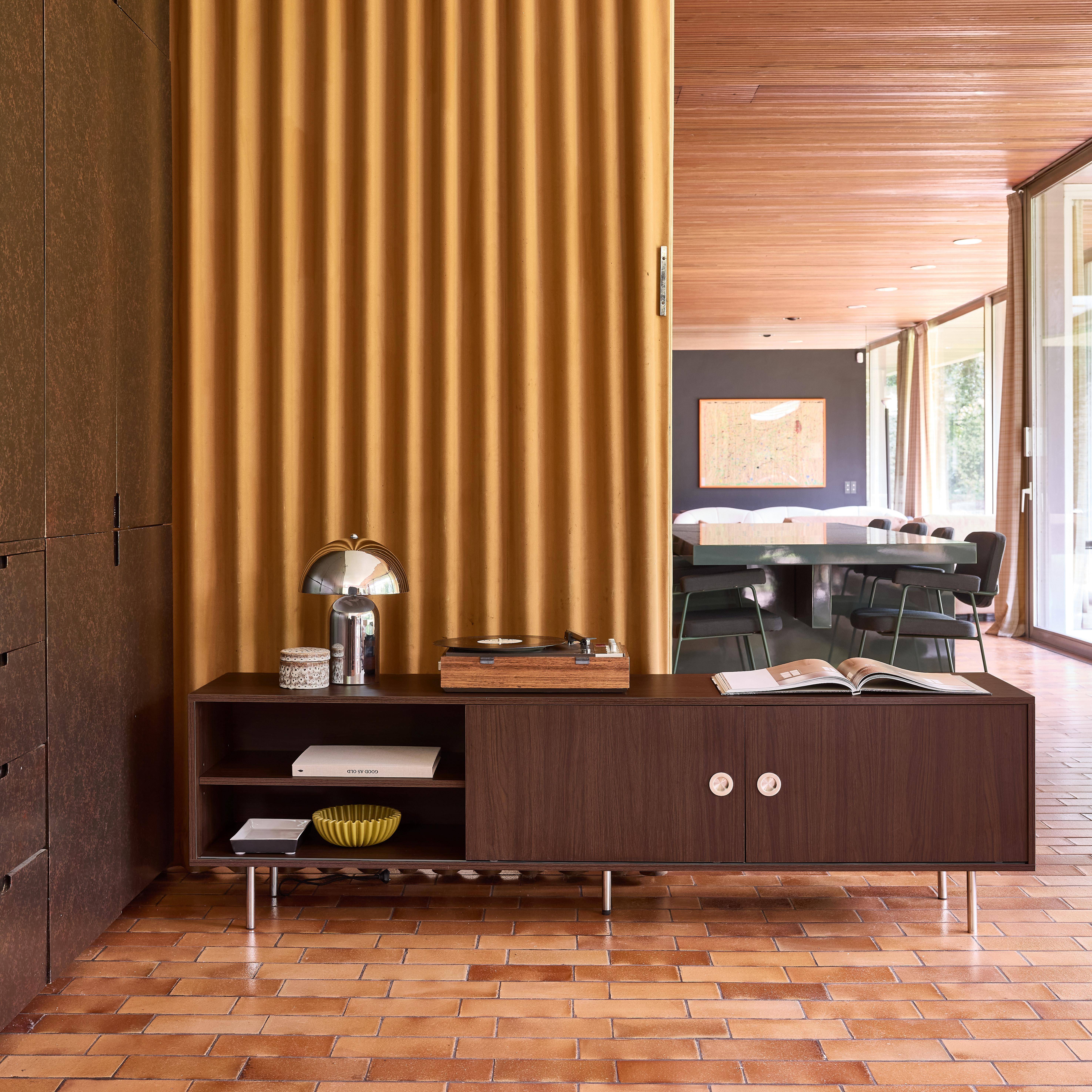 Mueble TV vintage con decoración en madera y acero inoxidable, 2 puertas, 180cm Nogal - 180x40x52 cm Photo2