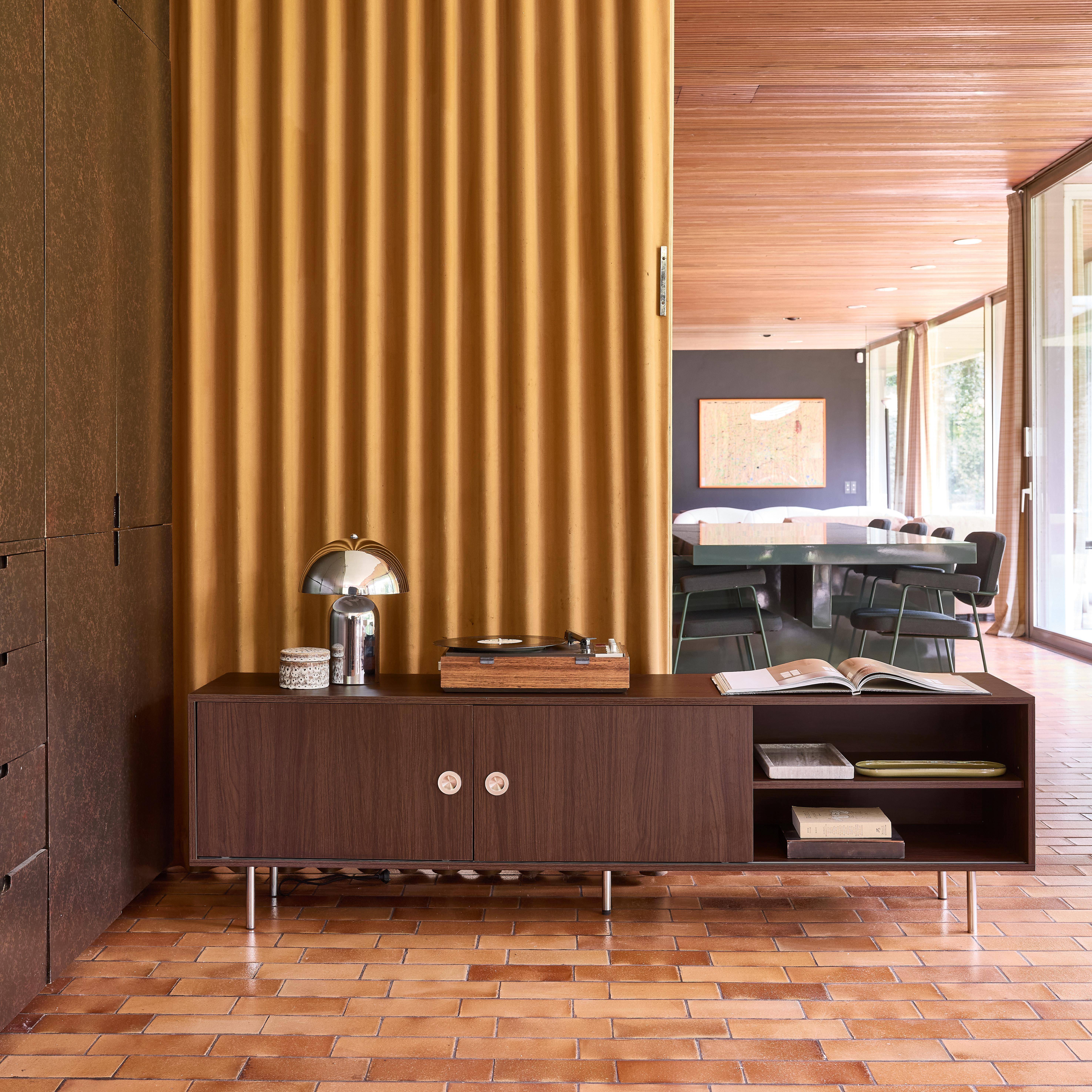 Mueble TV vintage con decoración en madera y acero inoxidable, 2 puertas, 180cm Nogal - 180x40x52 cm,sweeek,Photo3