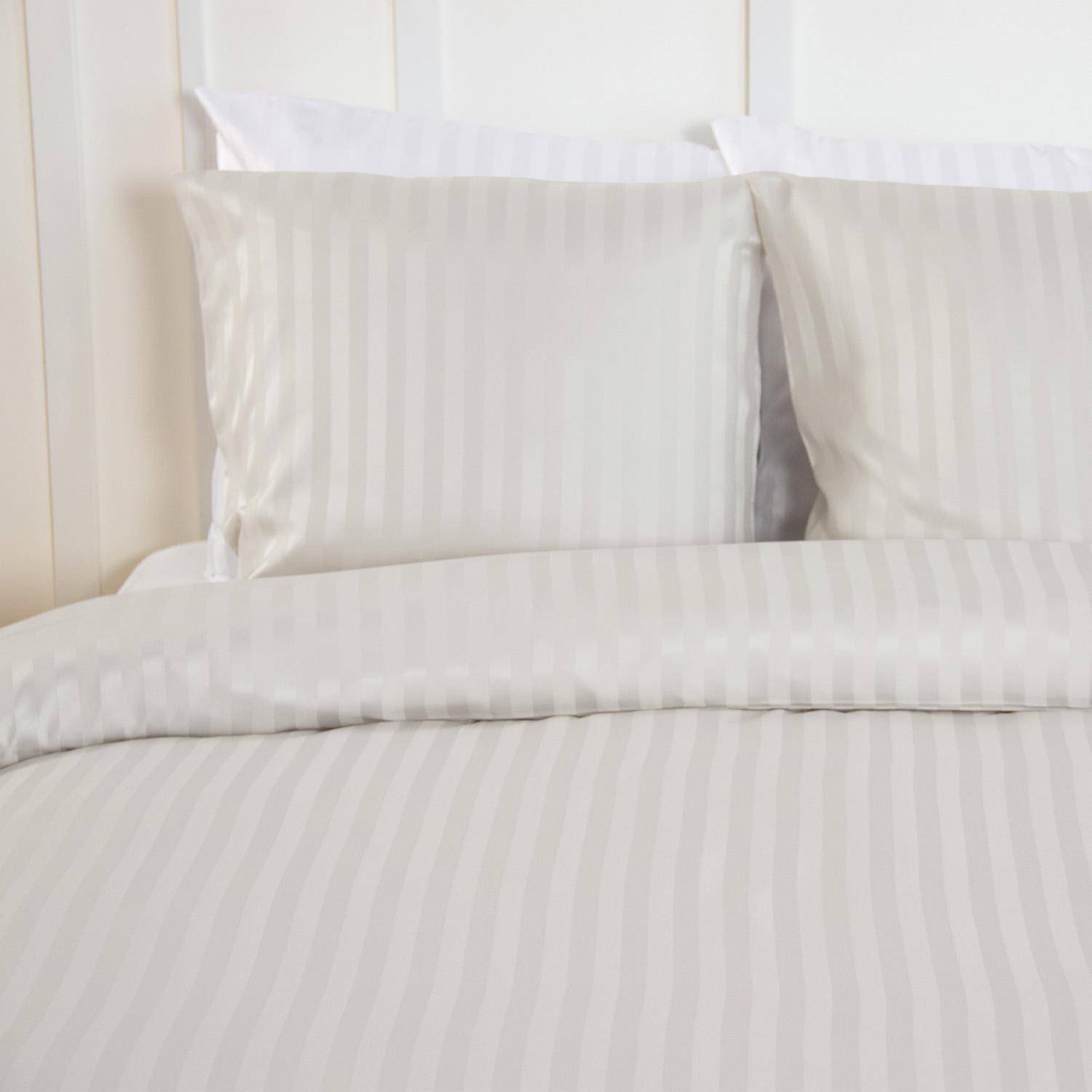 Completo letto in poliestere effetto satinato a righe sottili 2 posti beige - 260x240x0.5 cm,sweeek,Photo2