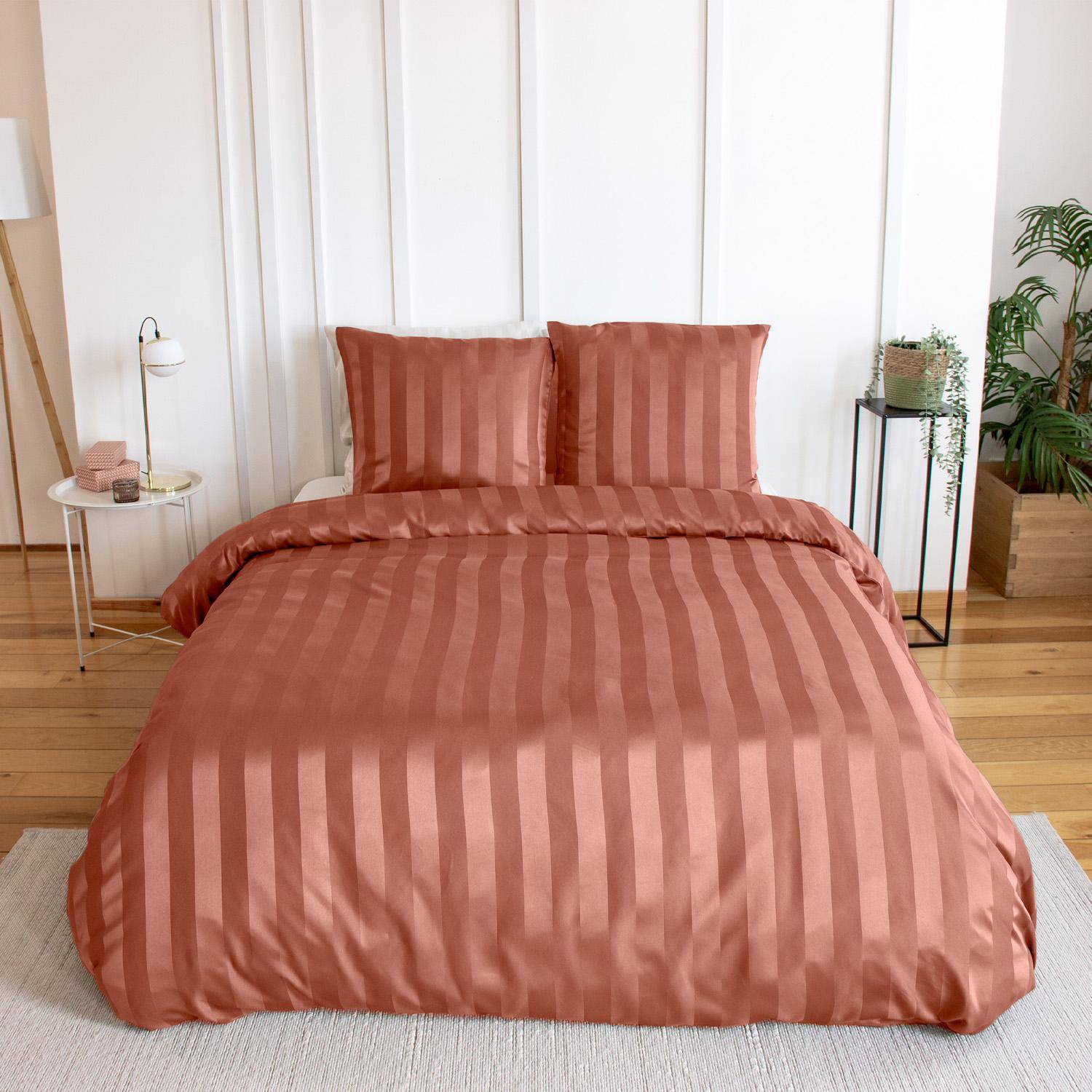 Parure de lit polyester effet satin fines rayures 2 places rouge 260x240cm - Andréa Photo1