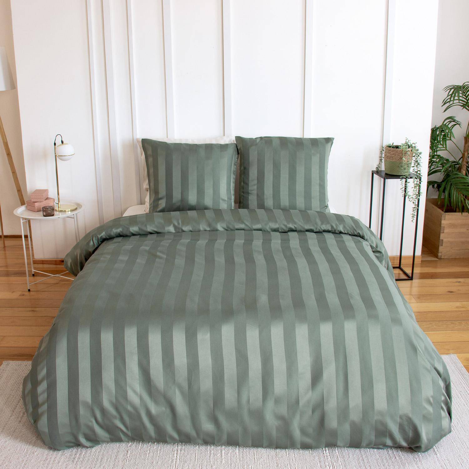 Parure de lit polyester effet satin fines rayures 2 places vert 240x220cm - Andréa Photo1