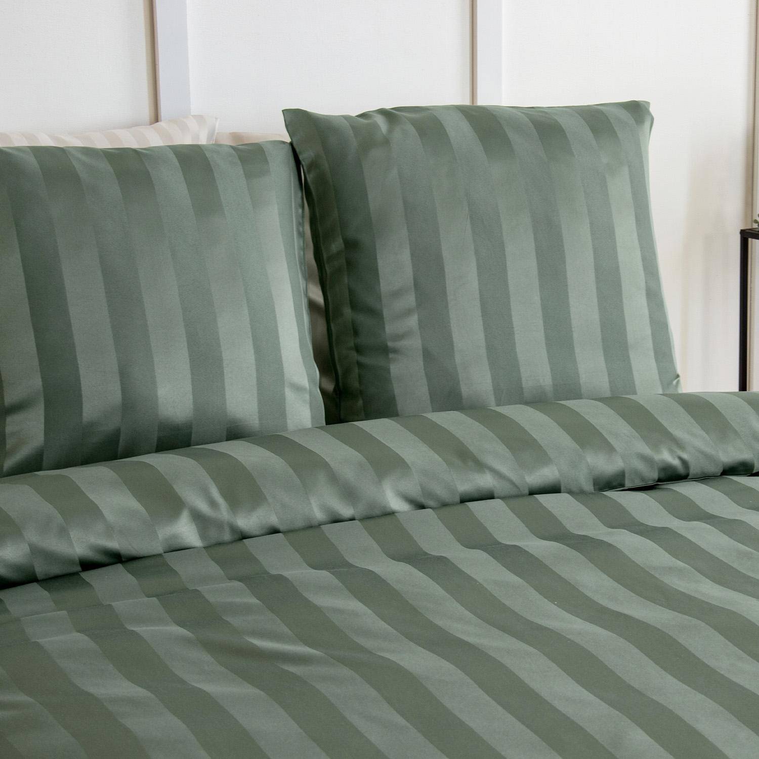 Roupa de cama de poliéster efeito cetim com finas riscas verde, 2 lugares - 260x240x0.5 cm,sweeek,Photo2