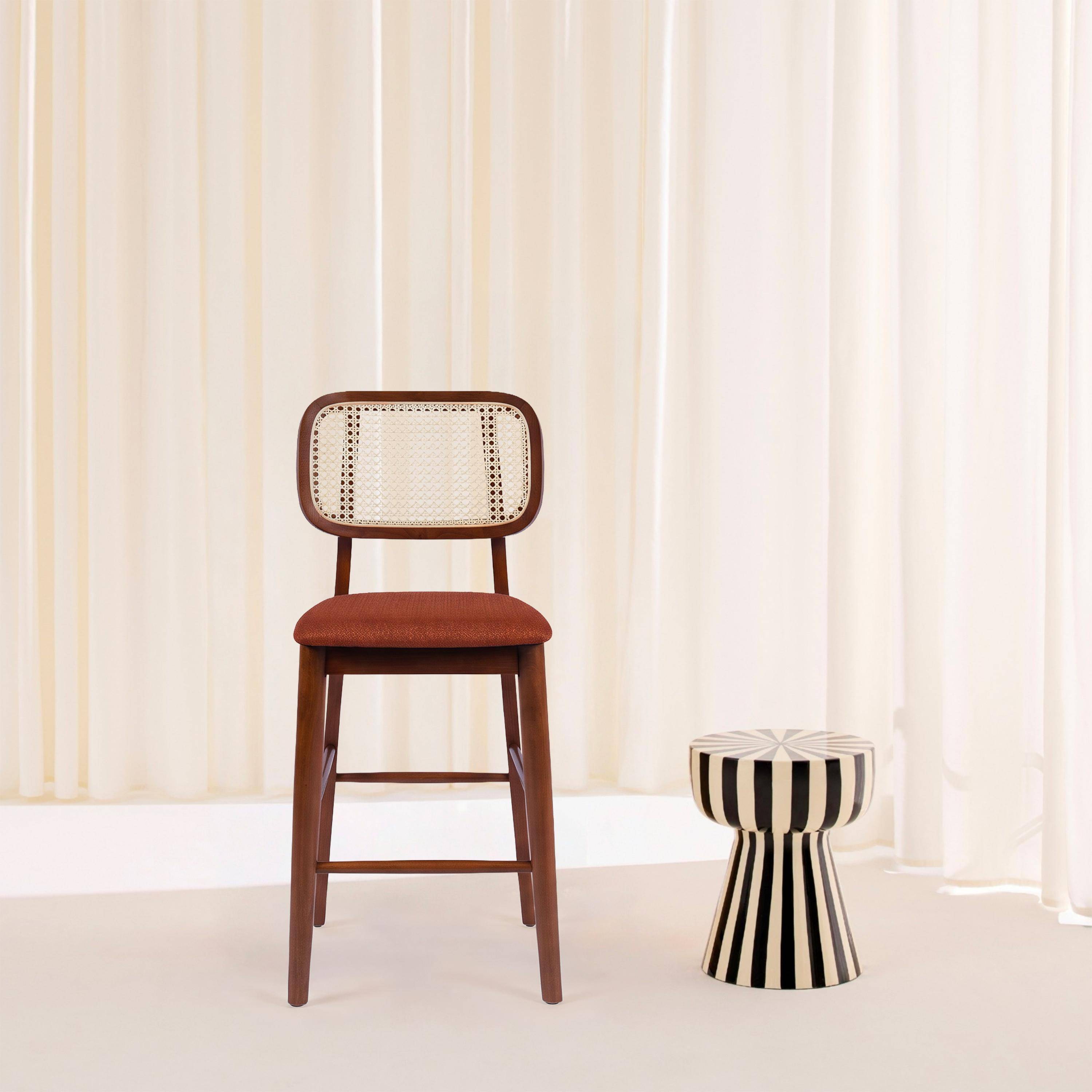 Lot de 2 tabourets de bar bois d'hévéa cannage et tissu 66,5cm noyer et terracotta - Mani Photo3