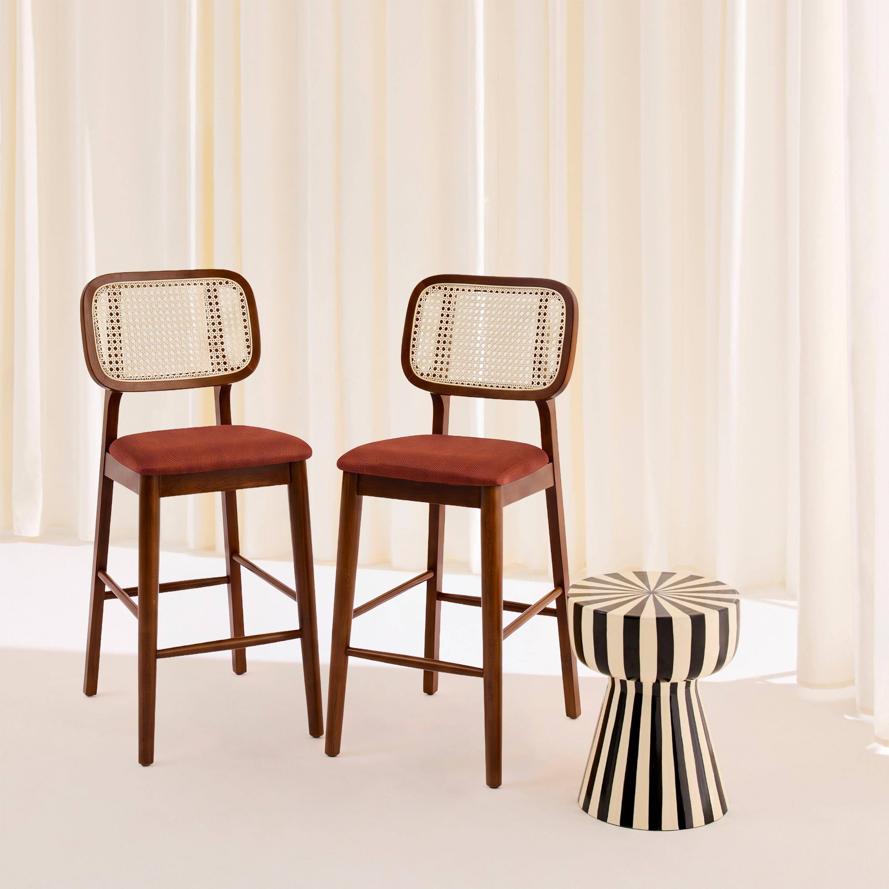Lot de 2 tabourets de bar bois d'hévéa cannage et tissu 66,5cm noyer et terracotta - Mani Photo1