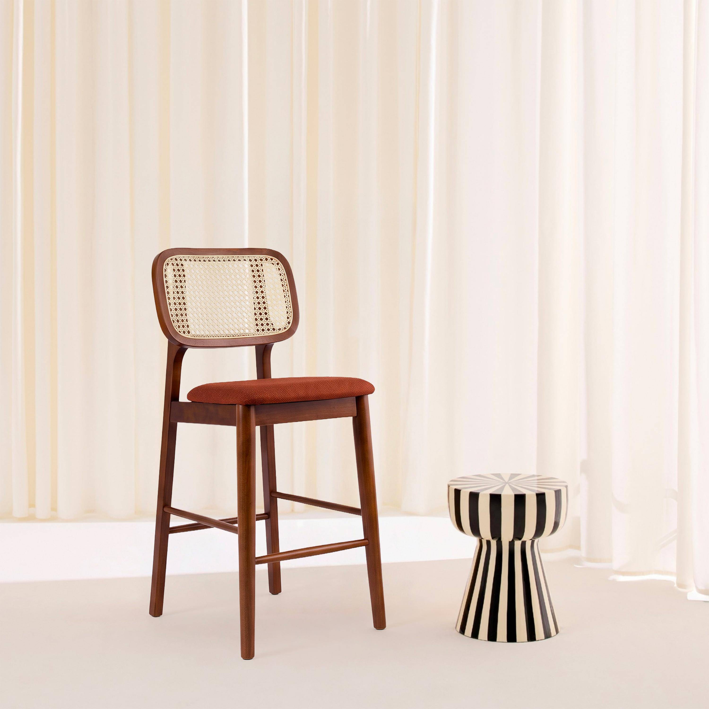 Lot de 2 tabourets de bar bois d'hévéa cannage et tissu 66,5cm noyer et terracotta - Mani Photo2