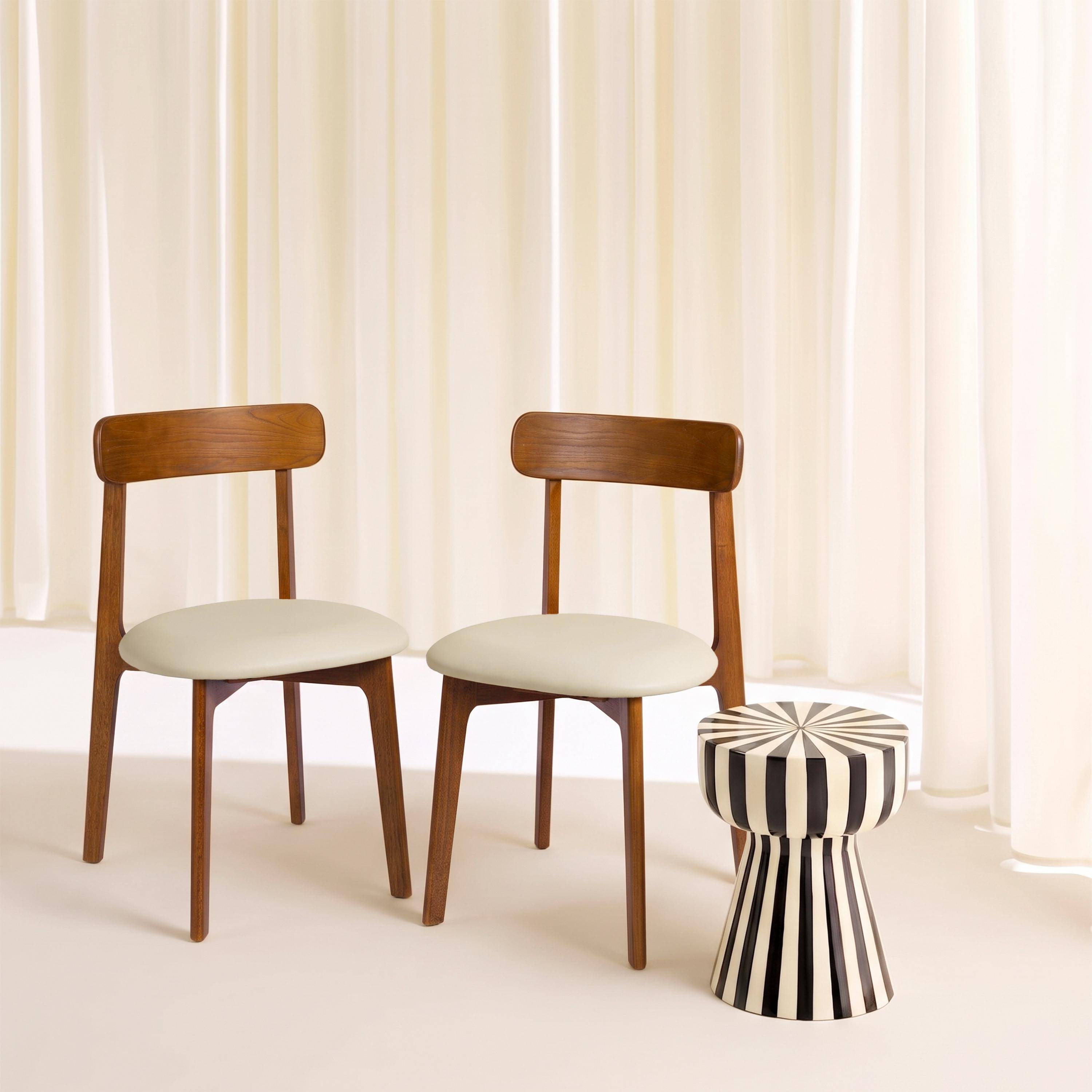 Lot de 2 chaises vintage bois d'hévéa noyer et simili cuir beige - Victoire Photo1