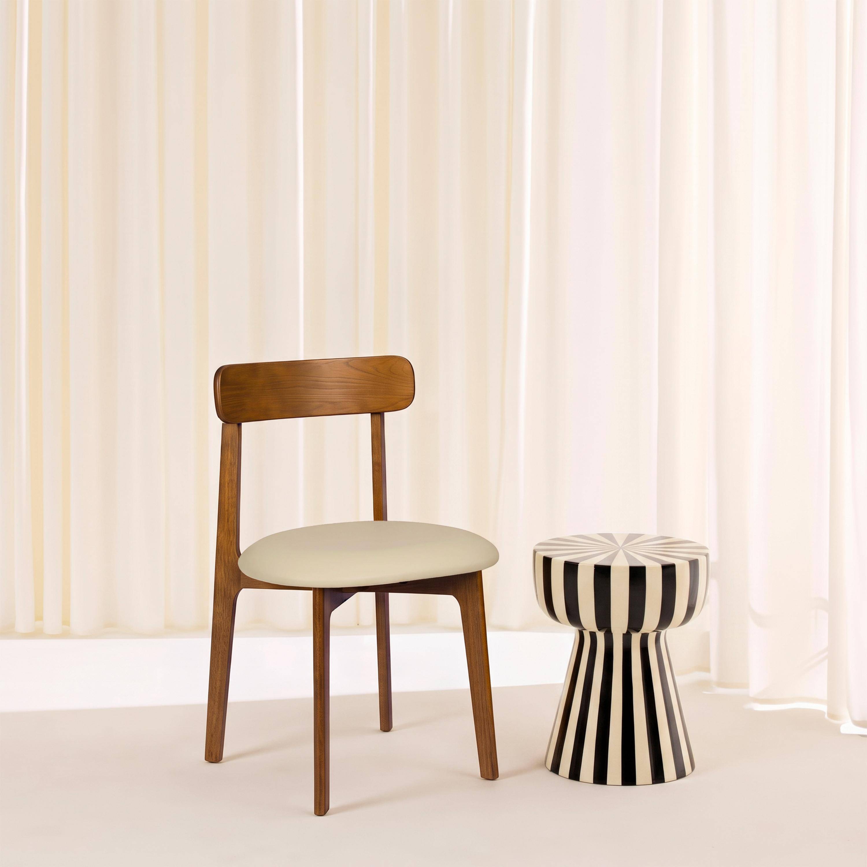 Lot de 2 chaises vintage bois d'hévéa noyer et simili cuir beige - Victoire Photo2