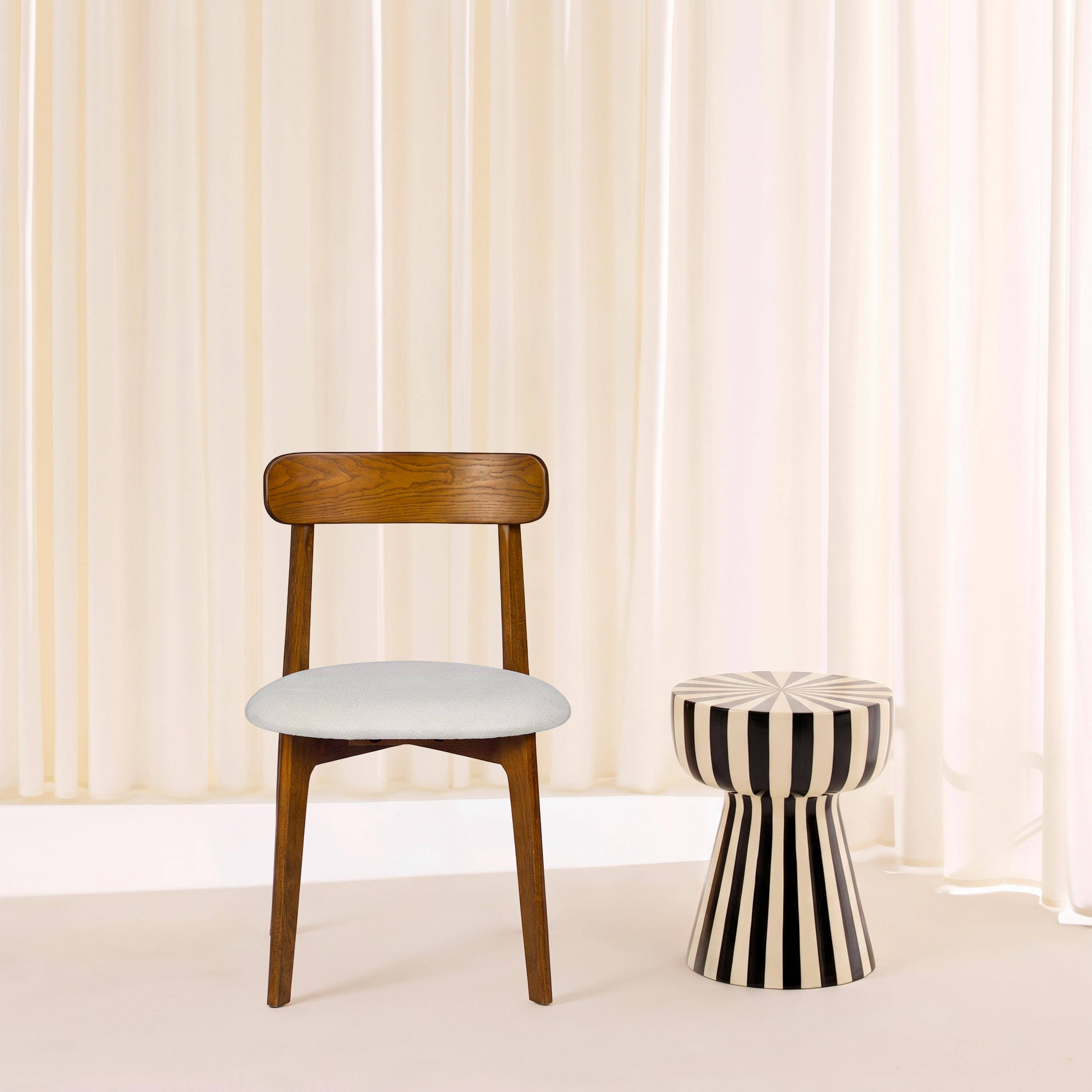 Lot de 2 chaises vintage bois d'hévéa noyer et tissu texturé blanc cassé - Victoire Photo3