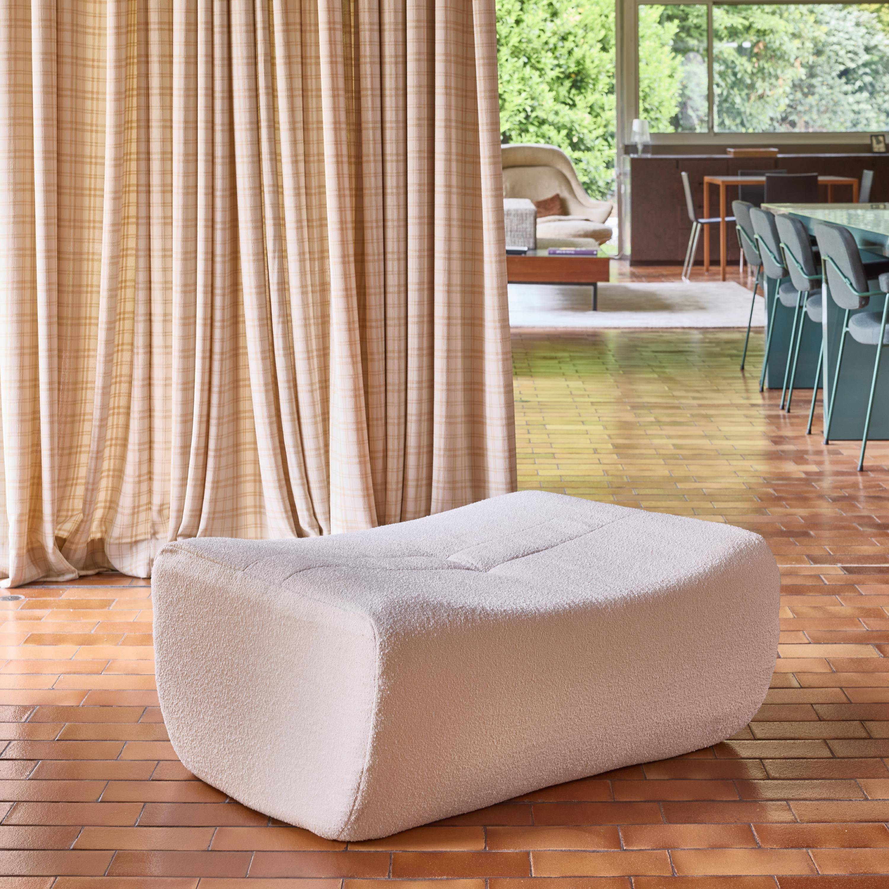 Pufa, podnóżek do fotela Sokol z teksturowaną tkaniną bouclé biały - Sokol Photo2