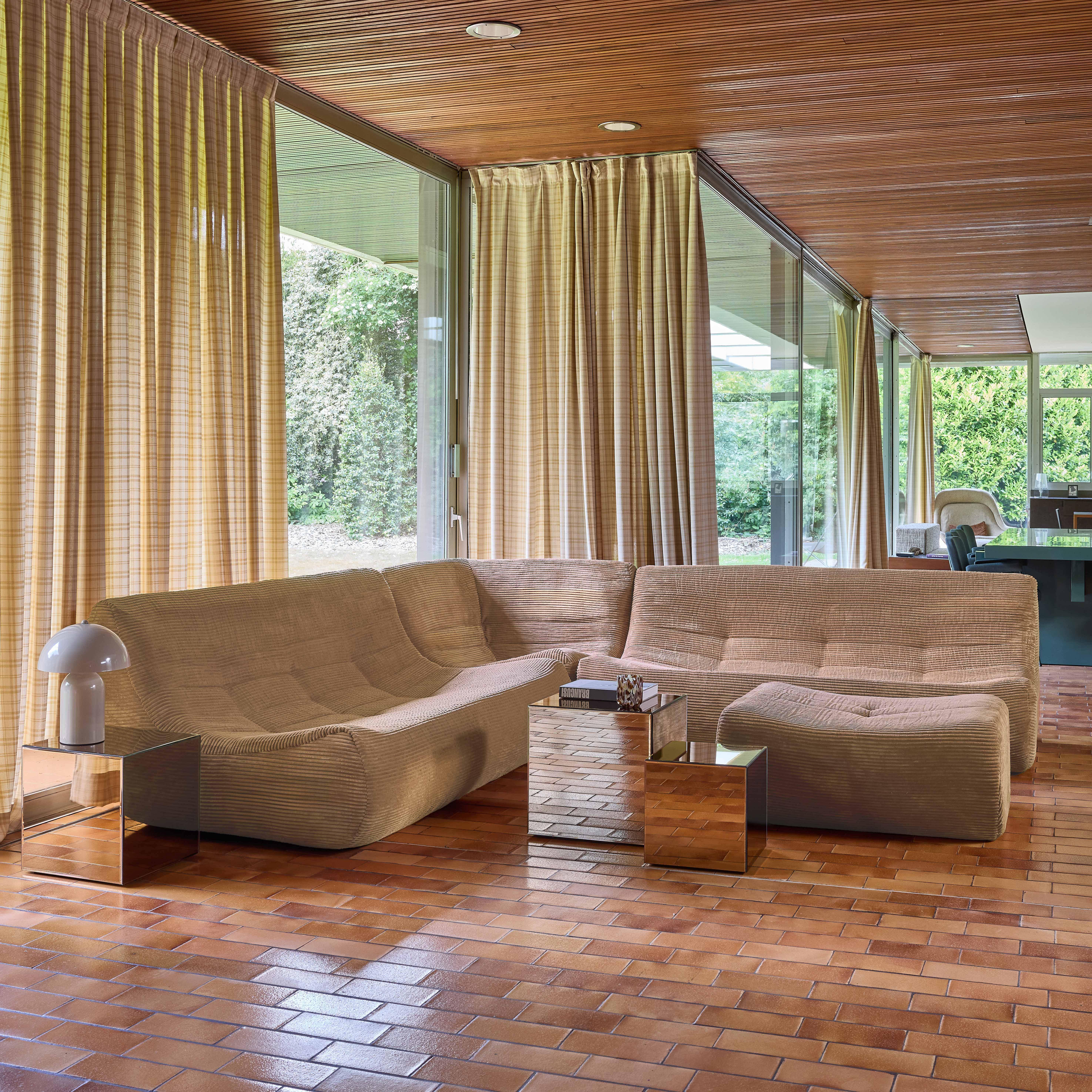 Modułowa sofa narożna 7-osobowa z podnóżkiem z kremowego sztruksu - Sokol Photo1