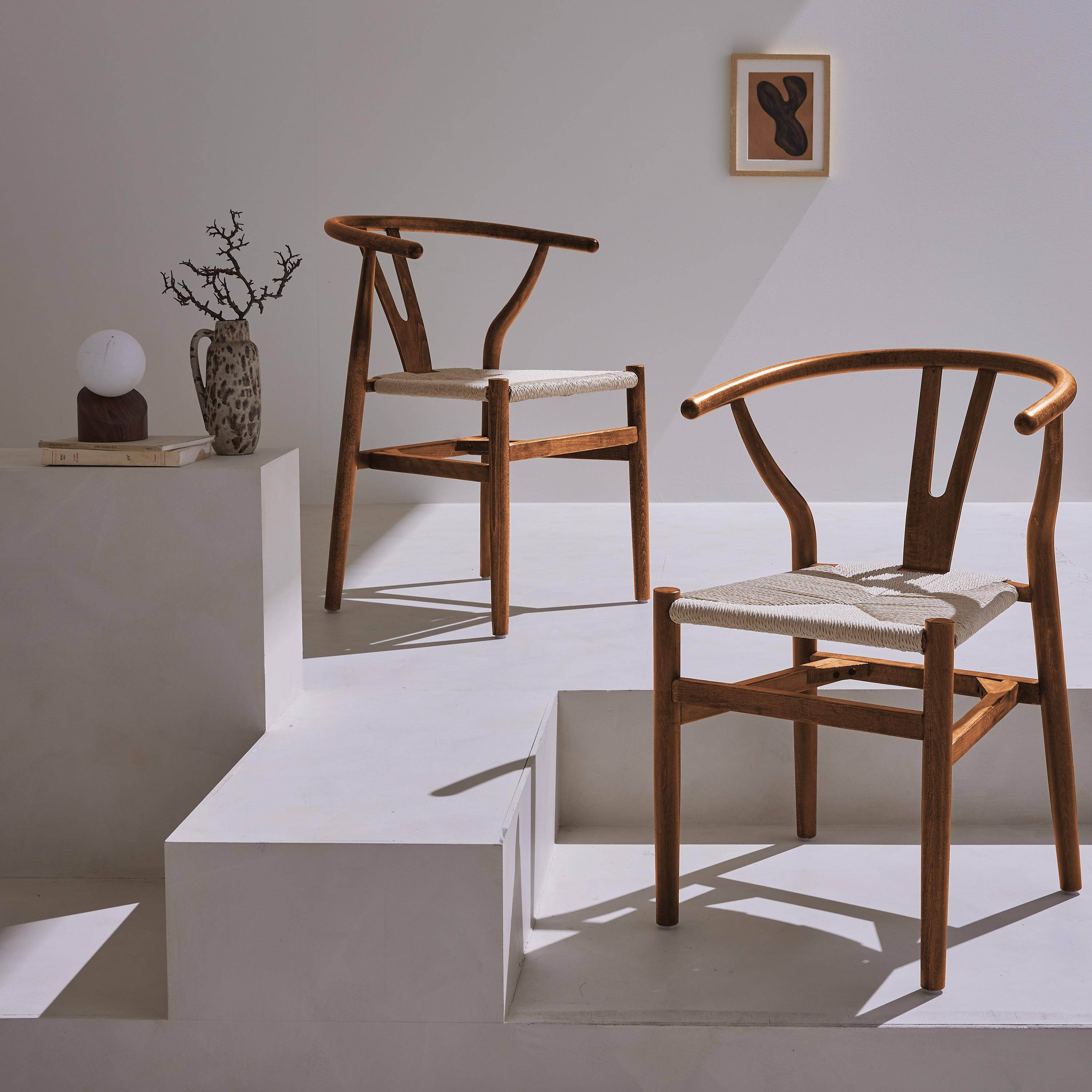 Lot de deux chaises vintage en bois d'hévéa avec assise en cordes et dossier arrondi noyer,sweeek,Photo2