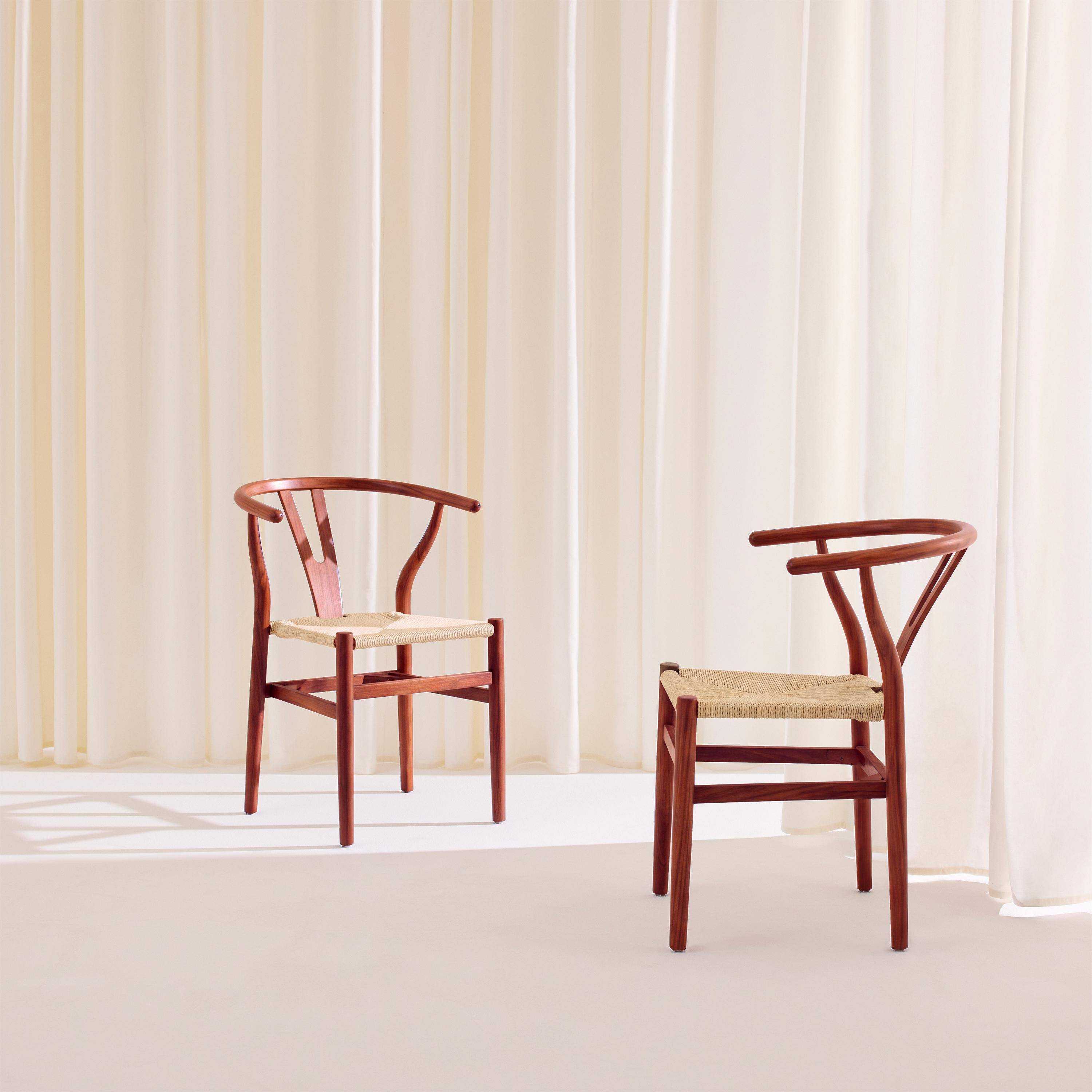 Lot de deux chaises vintage en bois d'hévéa avec assise en cordes et dossier arrondi noyer,sweeek,Photo2