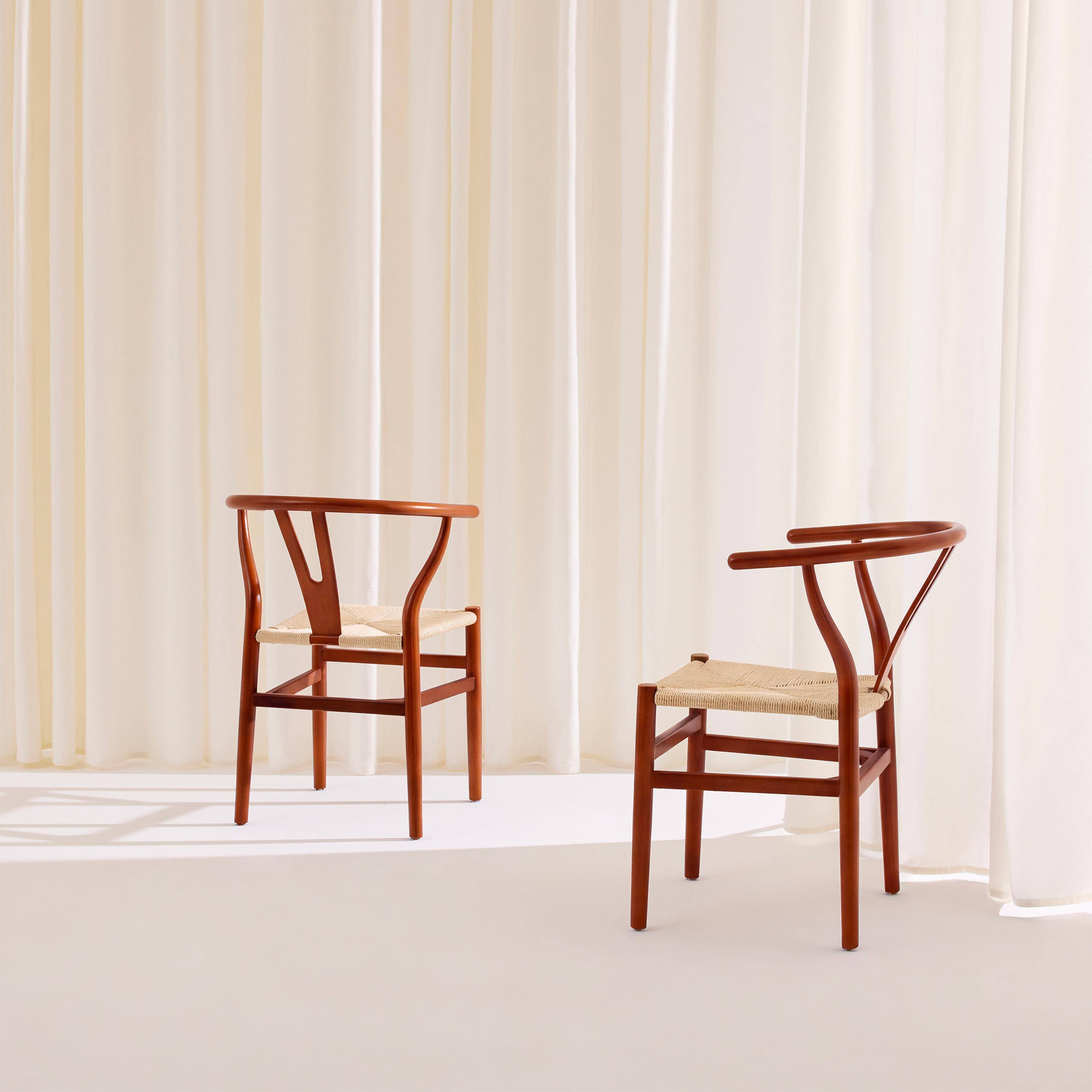 Lot de deux chaises vintage en bois d'hévéa avec assise en cordes et dossier arrondi noyer Photo3