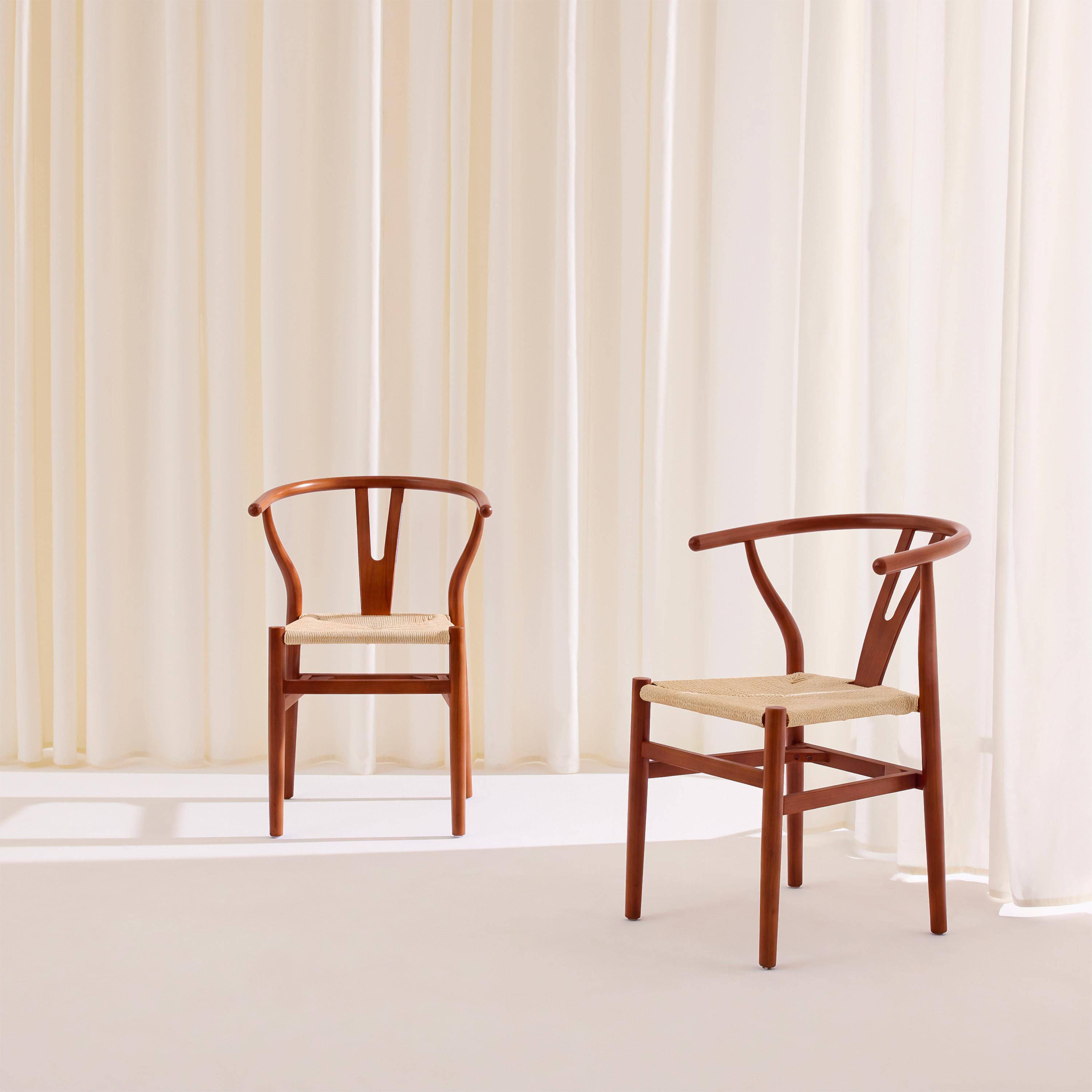 Lot de deux chaises vintage en bois d'hévéa avec assise en cordes et dossier arrondi noyer Photo1