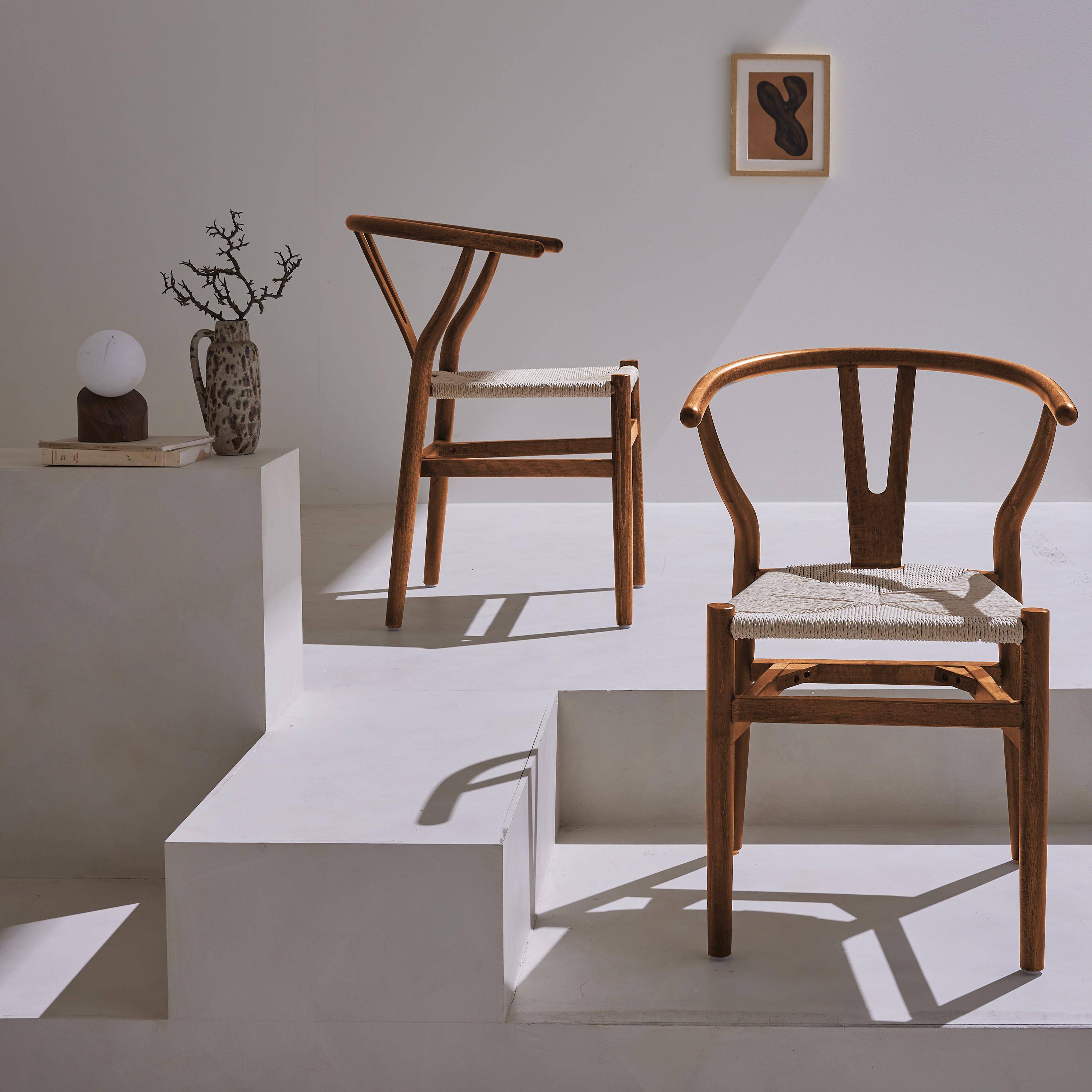 Lot de deux chaises vintage en bois d'hévéa avec assise en cordes et dossier arrondi noyer Photo1