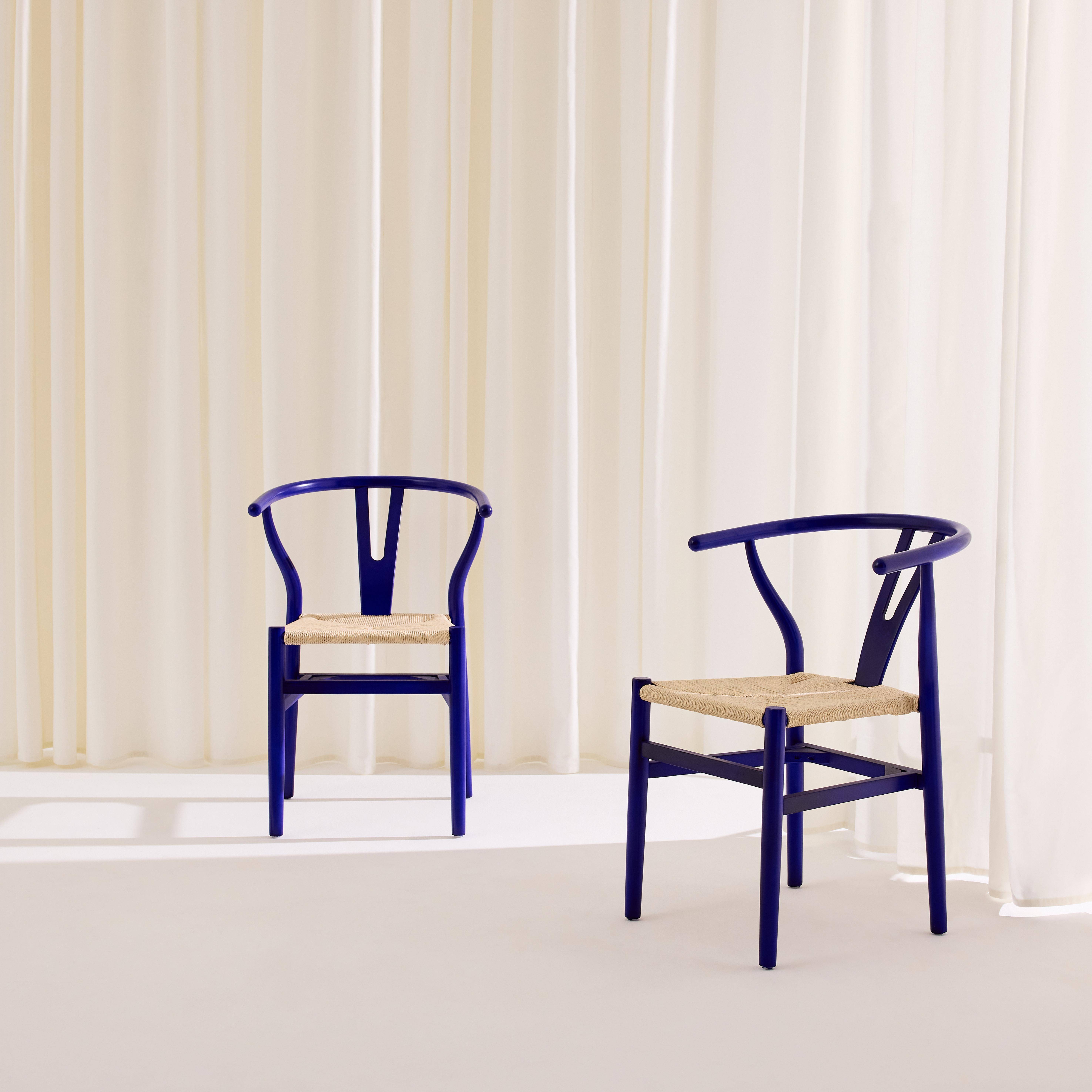 Lot de deux chaises vintage en bois d'hévéa avec assise en cordes et dossier arrondi bleu Photo1