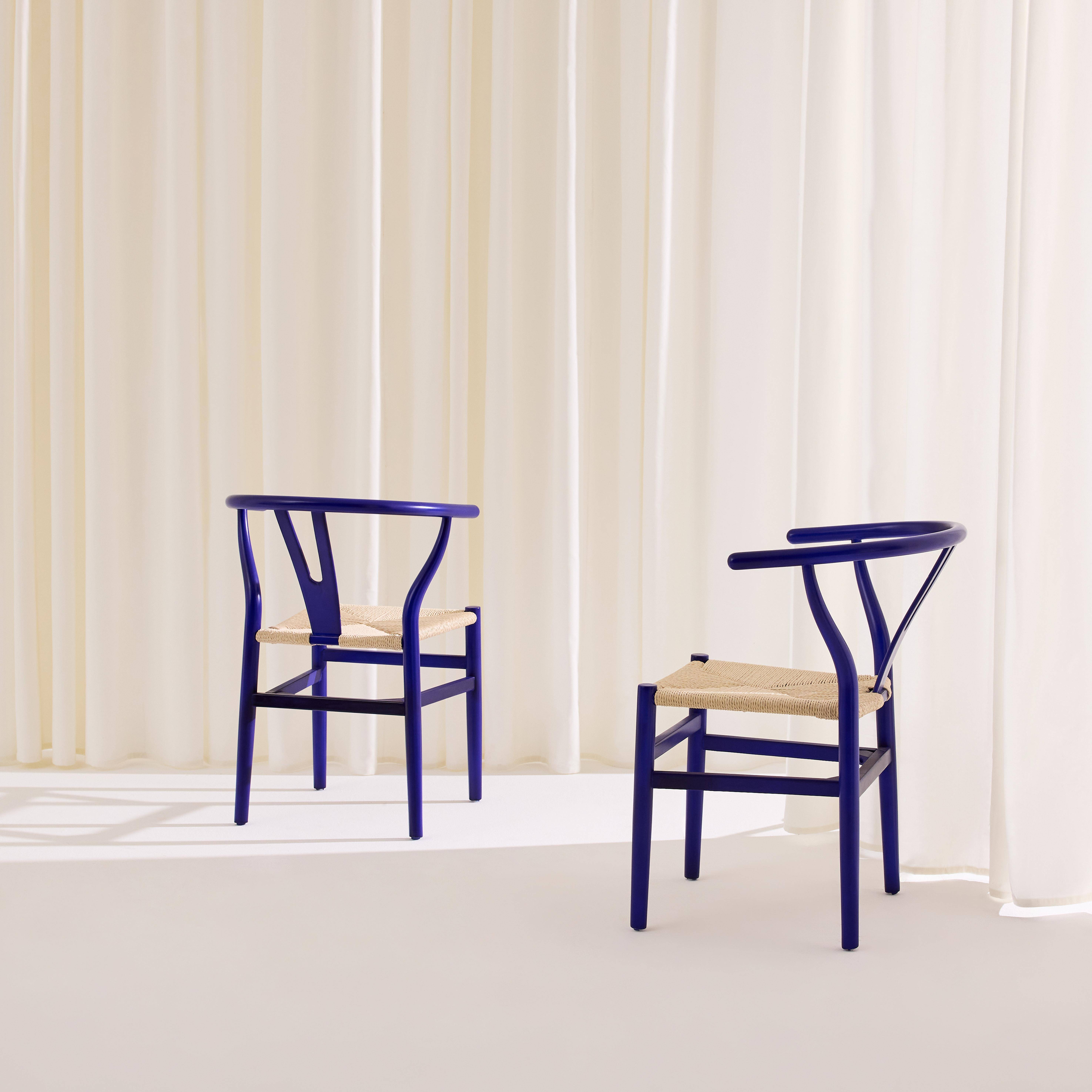 Lot de deux chaises vintage en bois d'hévéa avec assise en cordes et dossier arrondi bleu Photo3
