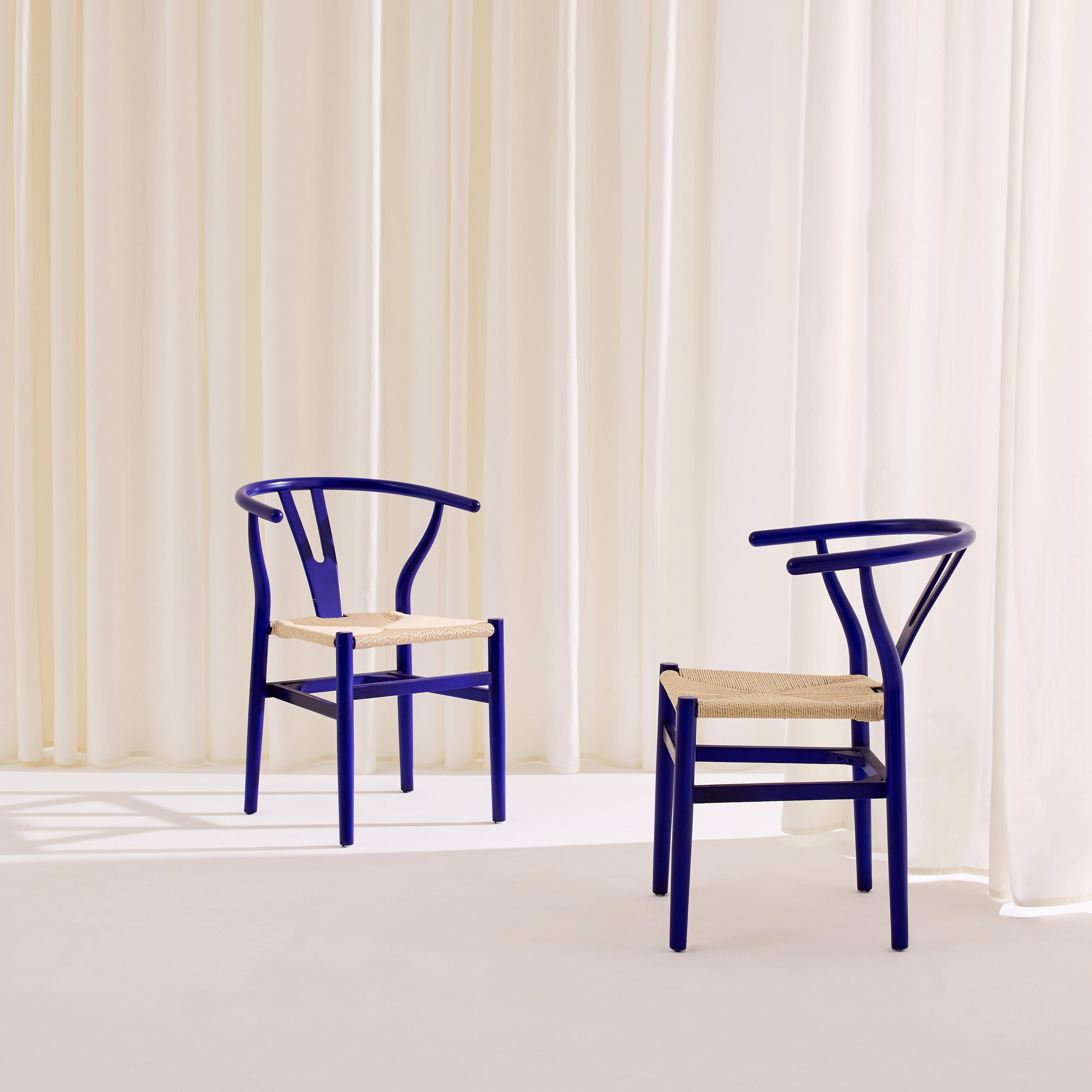 Lot de deux chaises vintage en bois d'hévéa avec assise en cordes et dossier arrondi bleu Photo2