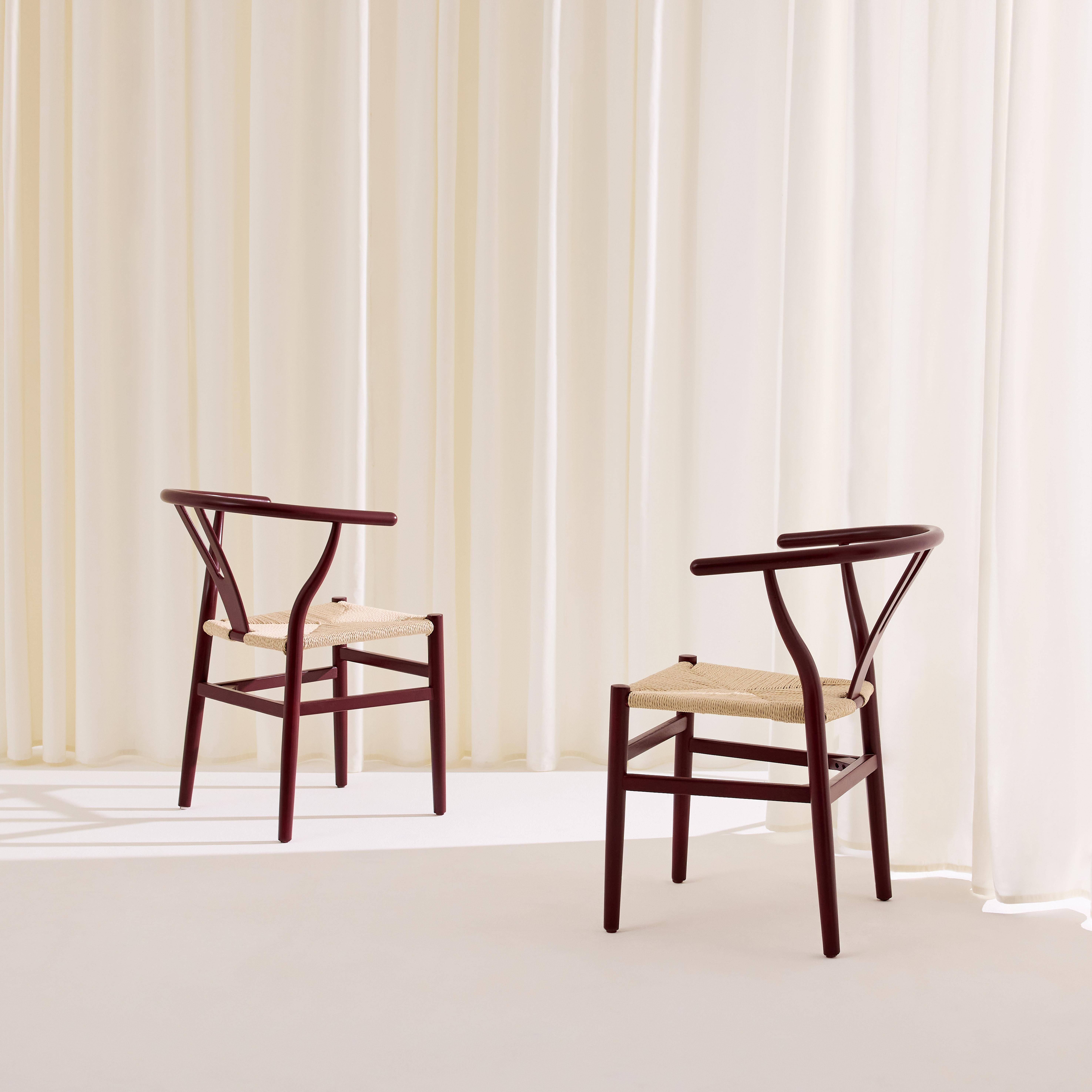 Lot de deux chaises vintage en bois d'hévéa avec assise en cordes et dossier arrondi bordeaux,sweeek,Photo3