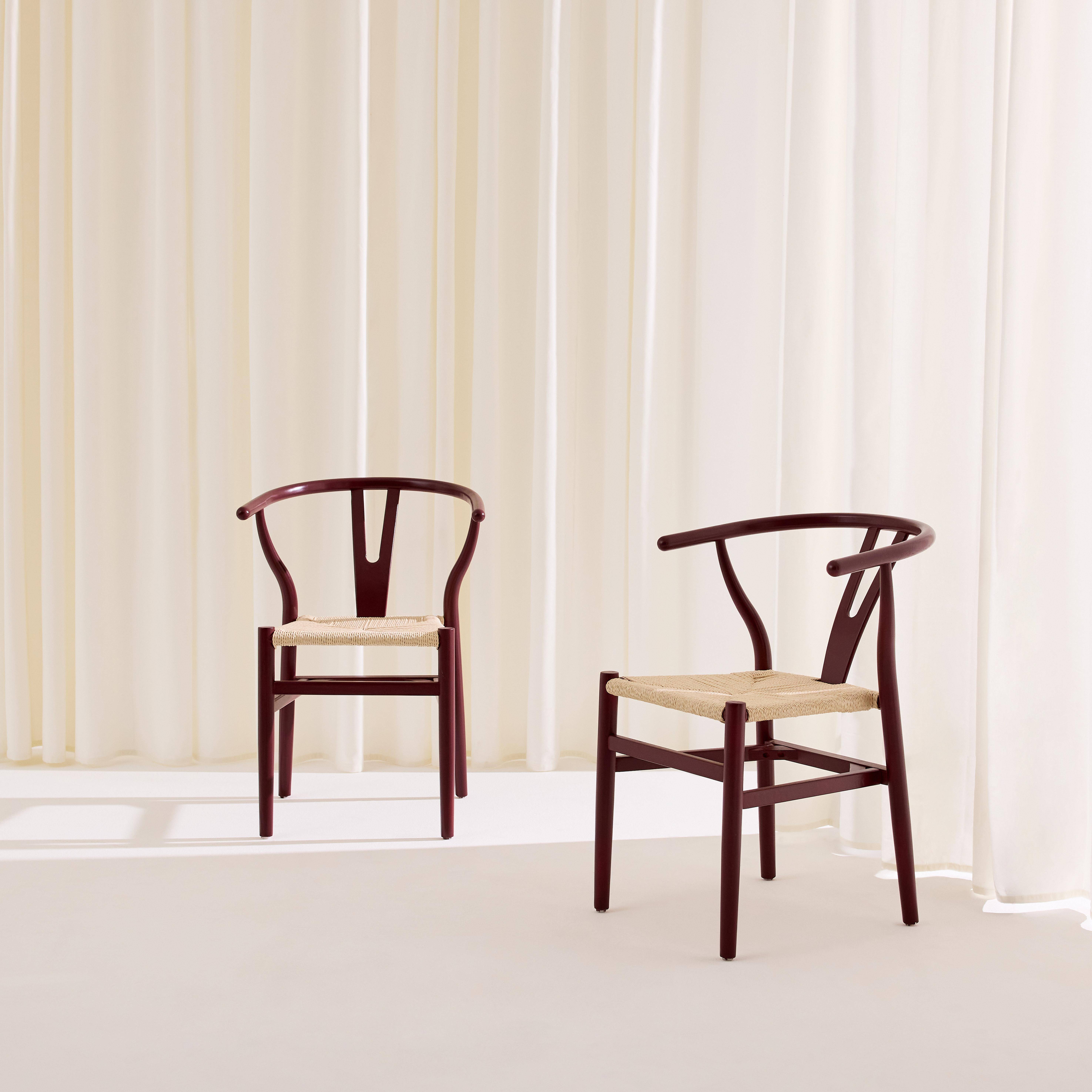 Lot de deux chaises vintage en bois d'hévéa avec assise en cordes et dossier arrondi bordeaux Photo1