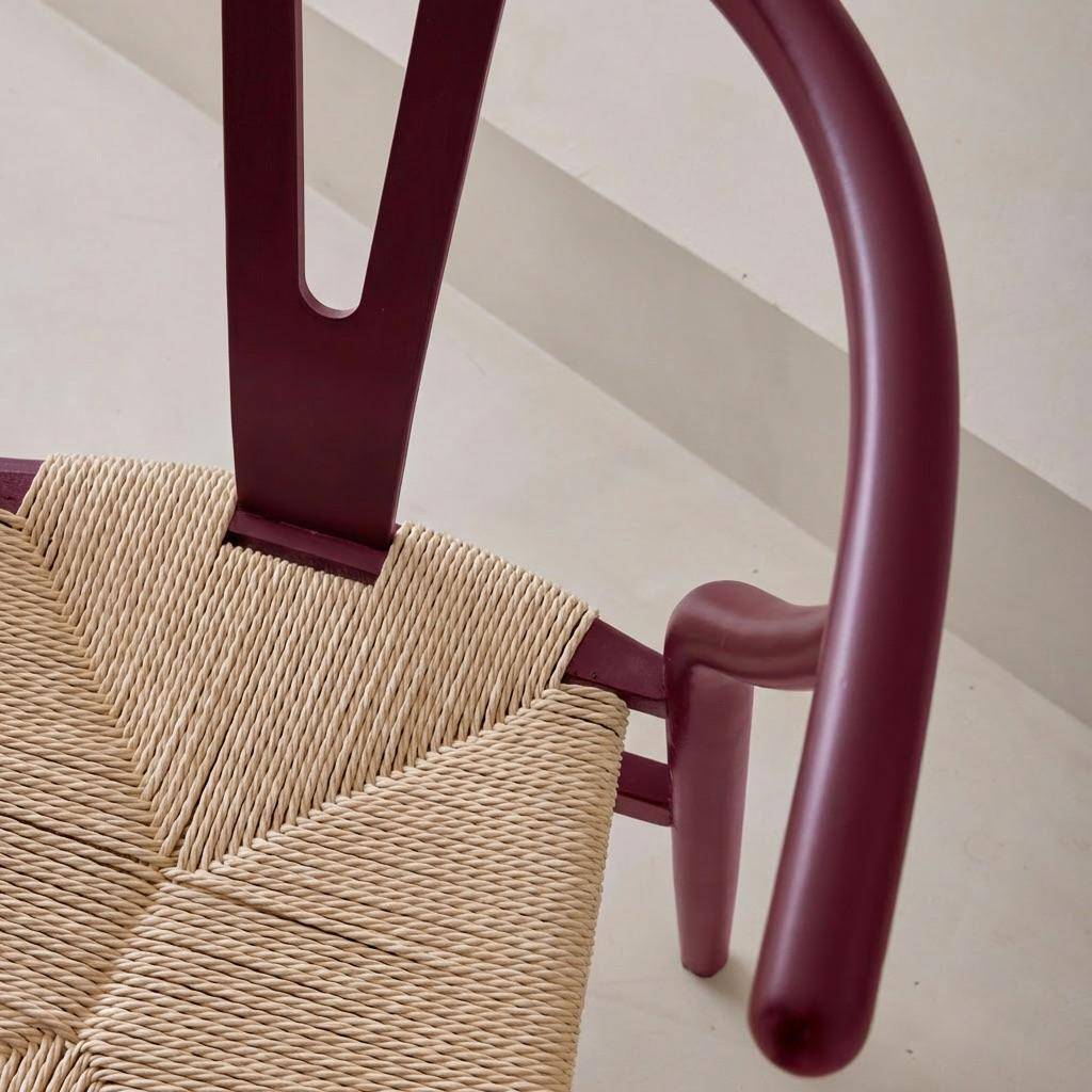 Lot de deux chaises vintage en bois d'hévéa avec assise en cordes et dossier arrondi bordeaux,sweeek,Photo3