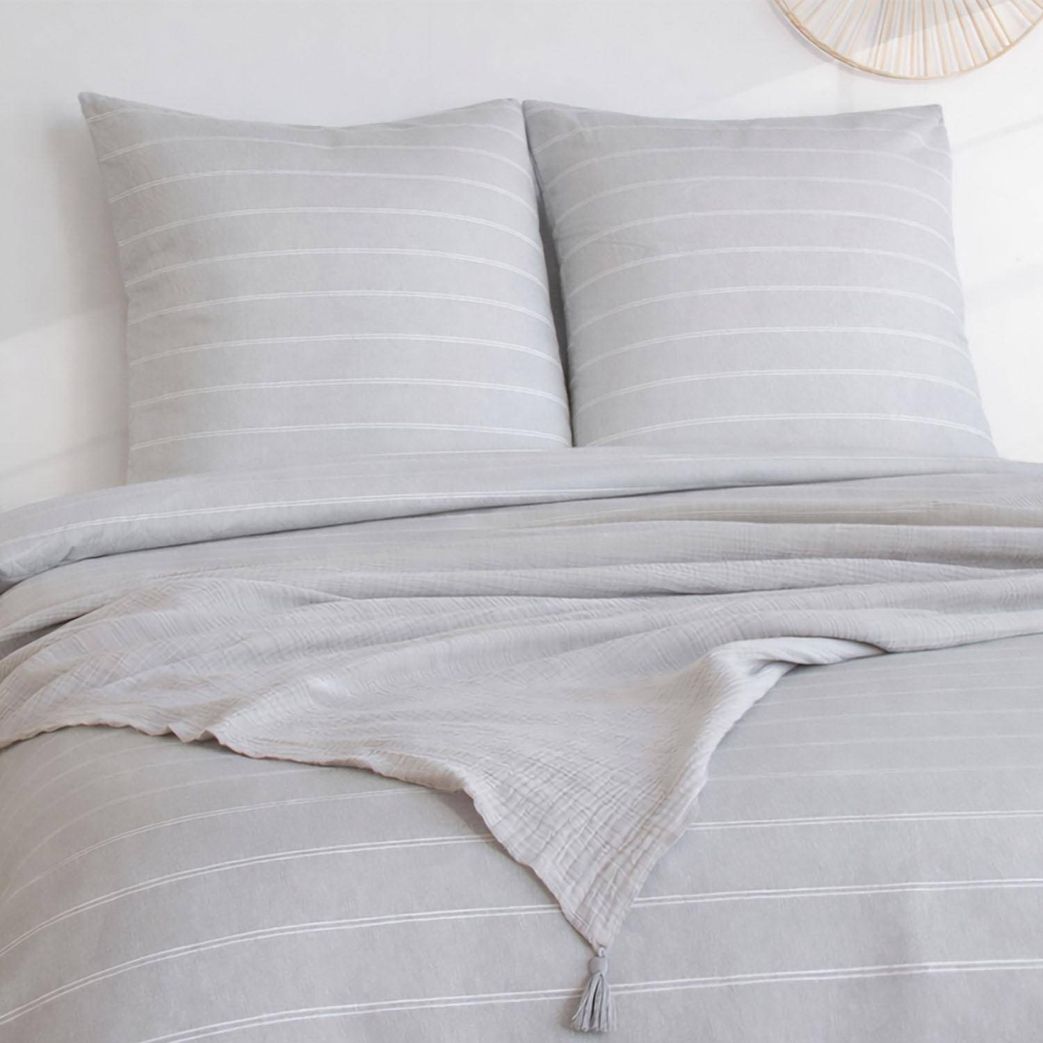 Juego de cama de microfibra lavada 2 plazas rayas gris - 260x240x5 cm,sweeek,Photo2