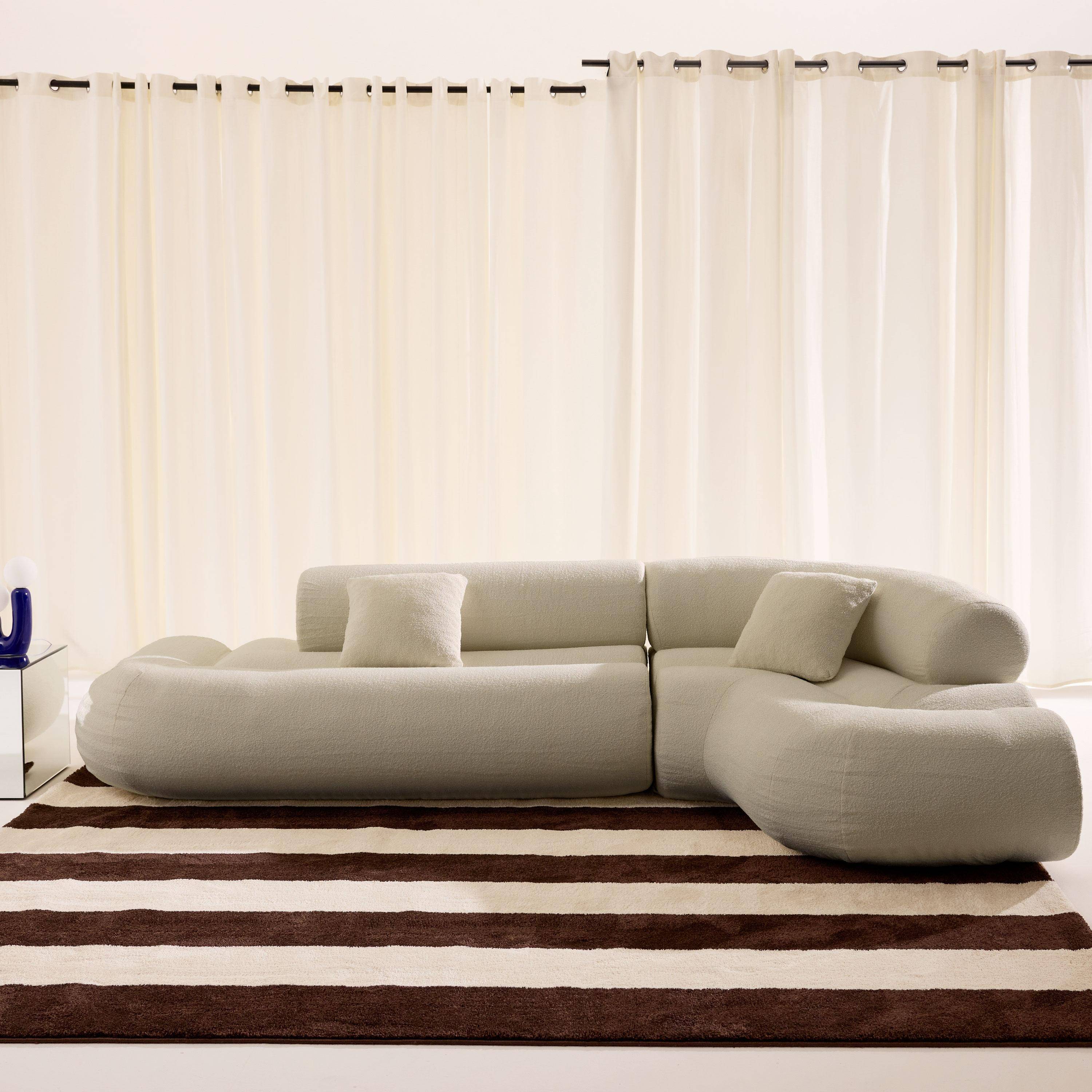 Organisches 3-Sitzer-Ecksofa mit strukturiertem Bouclé-Bezug in beige - Iconik Photo1