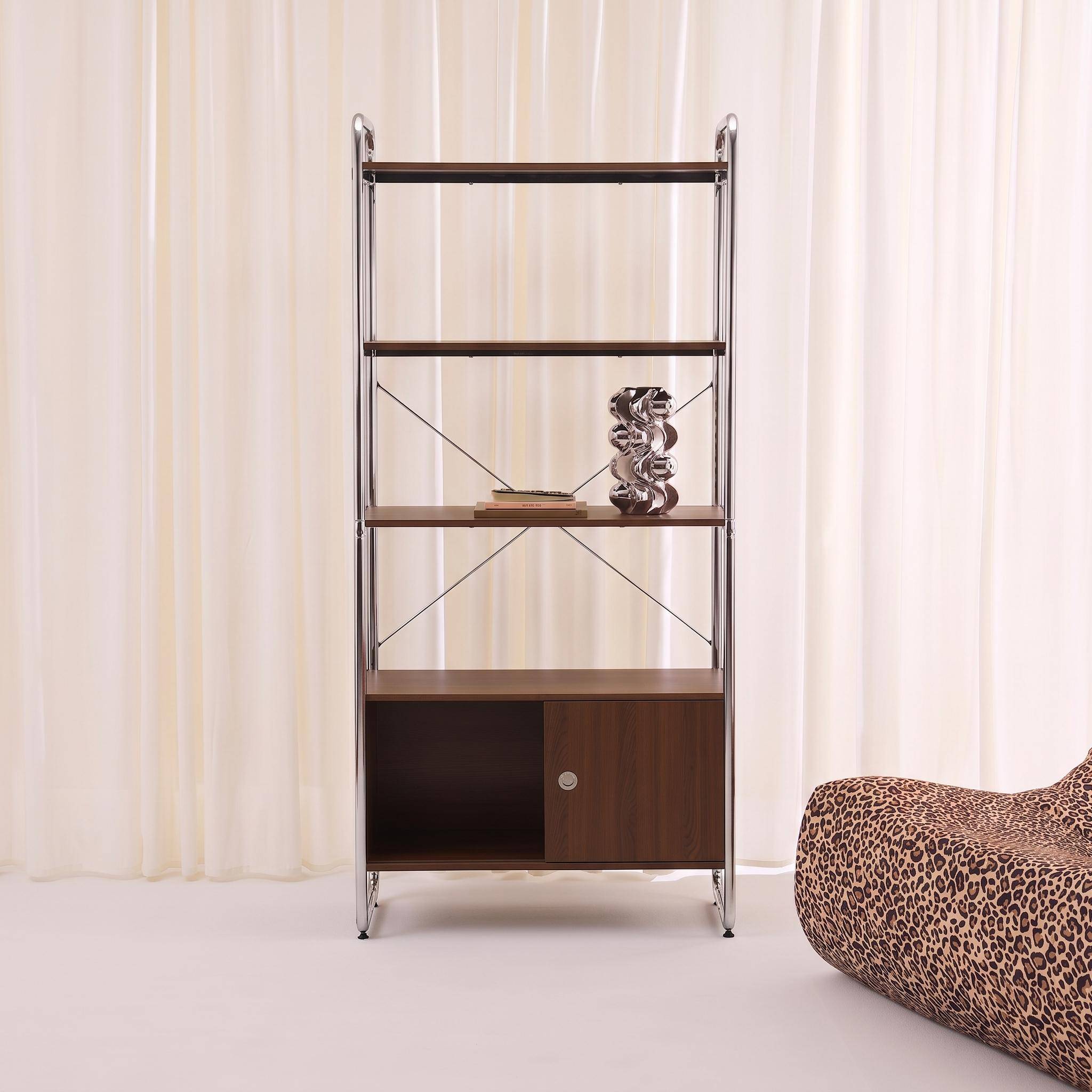 Half open kast met 5 niveaus en 2 schuifdeuren chromen poten en houtdecor walnoot - Lennox Photo2