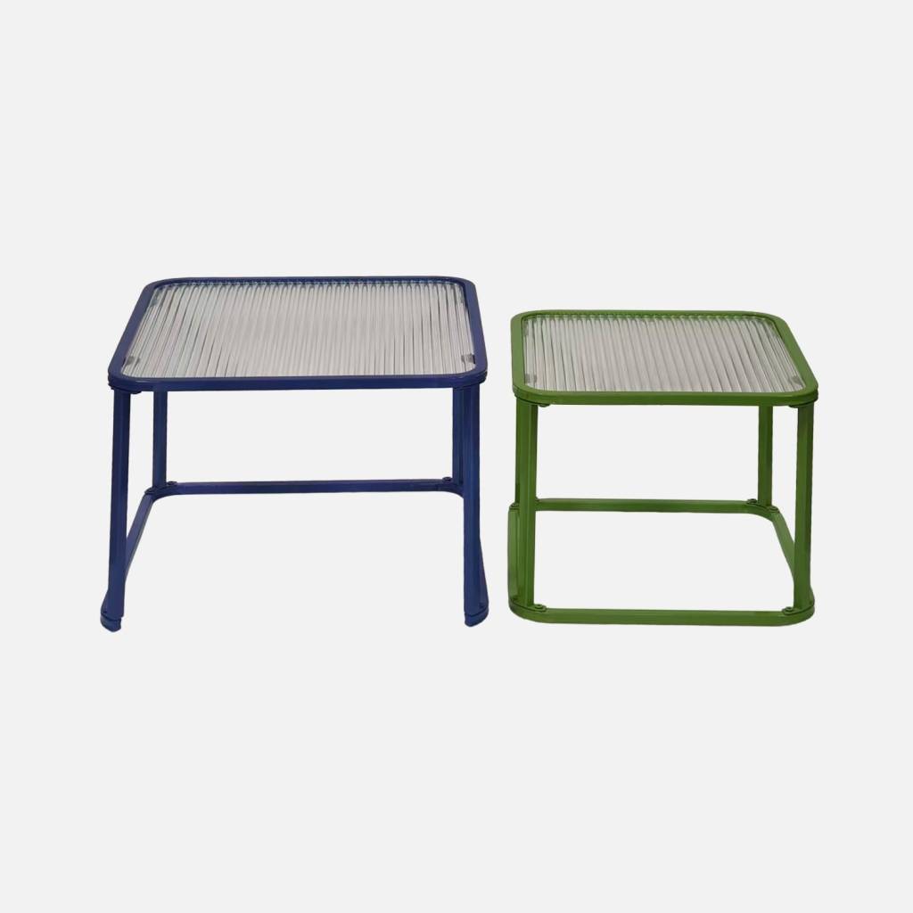 Tavolini impilabili in metallo e vetro scanalato, Blu e verde