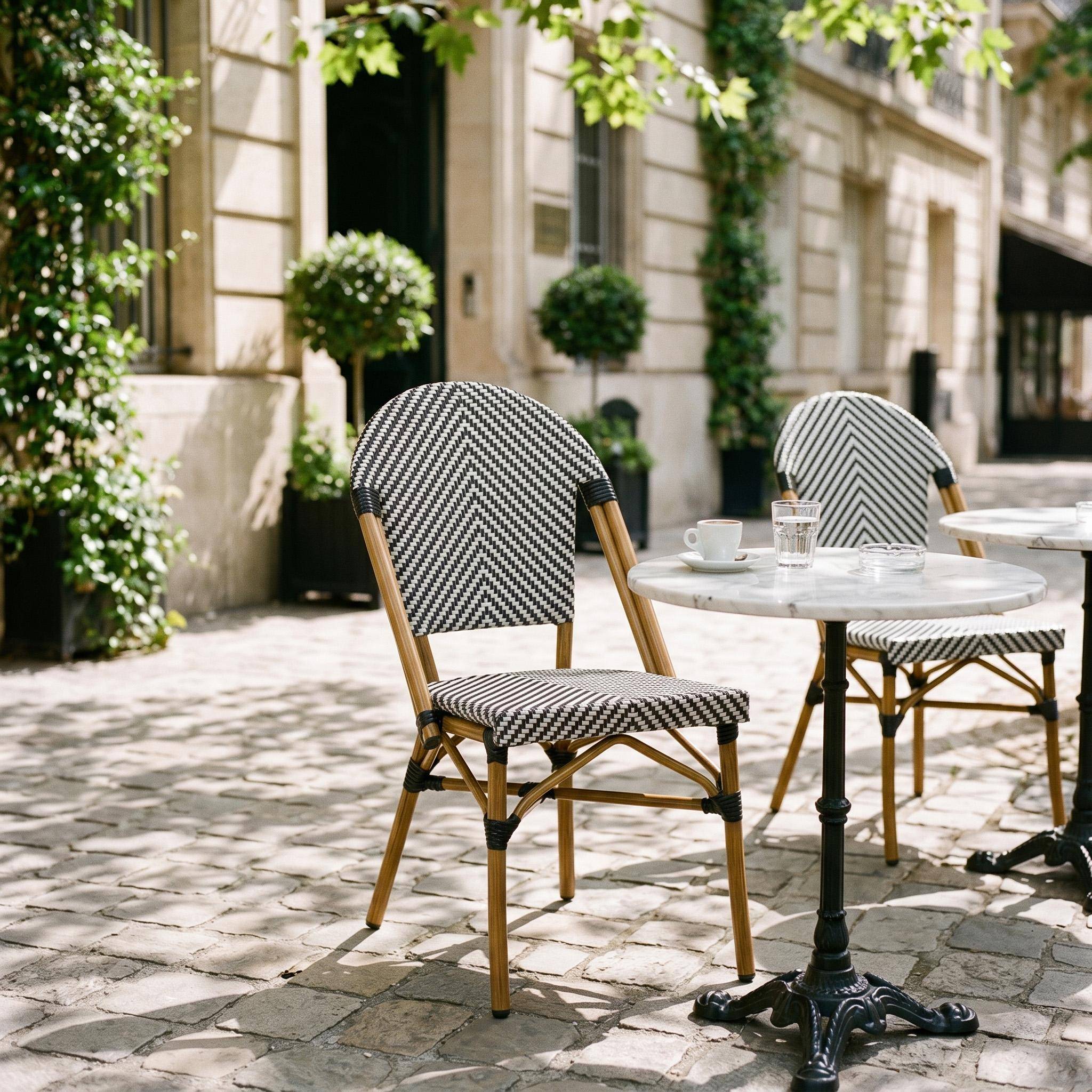 Chaise de terrasse bistrot en textile et aluminium motif chevrons noir et blanc - Rivoli Photo1