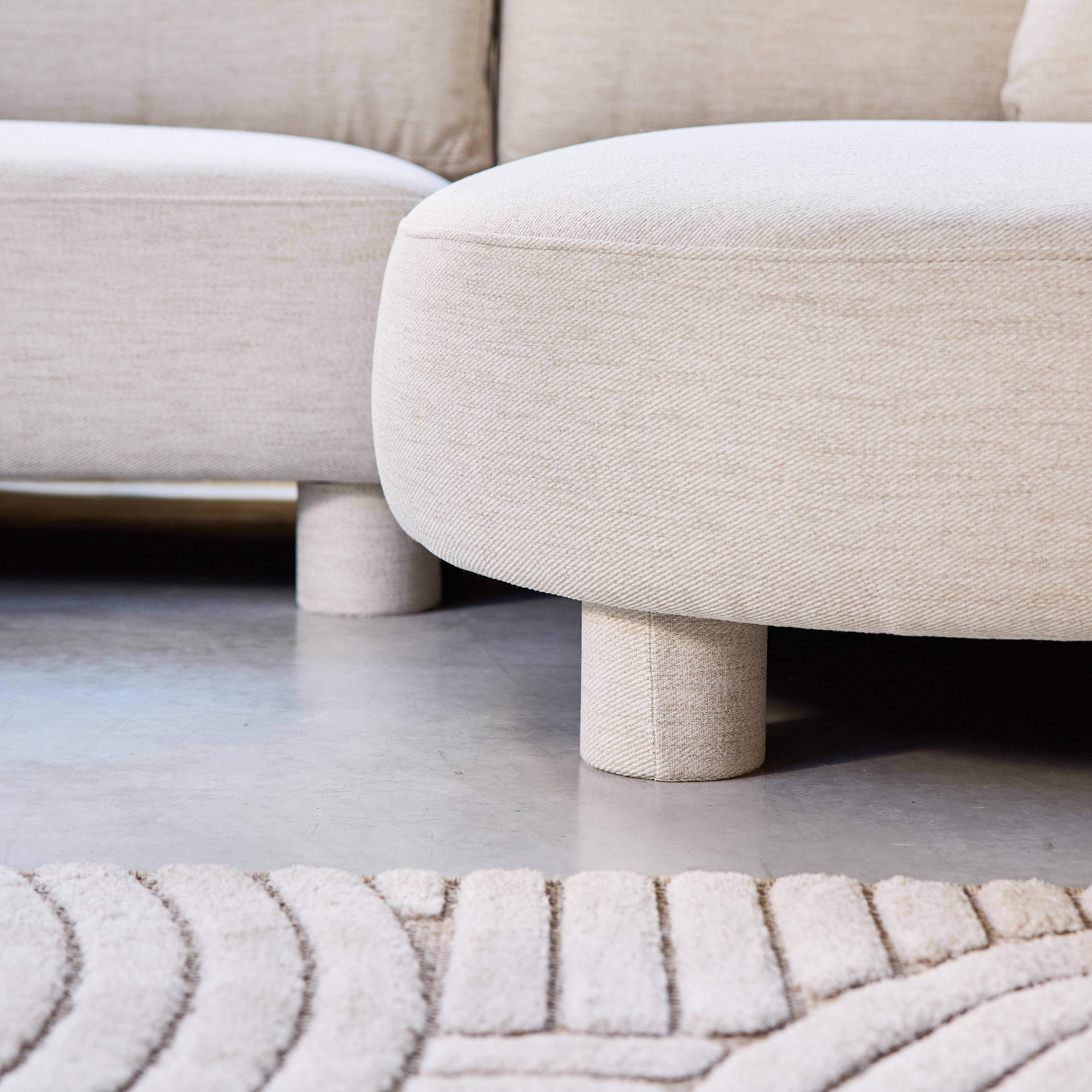 Right corner 3-seater sofa with round legs and fabric in cream 231x160x88 cm - Zenio Photo4