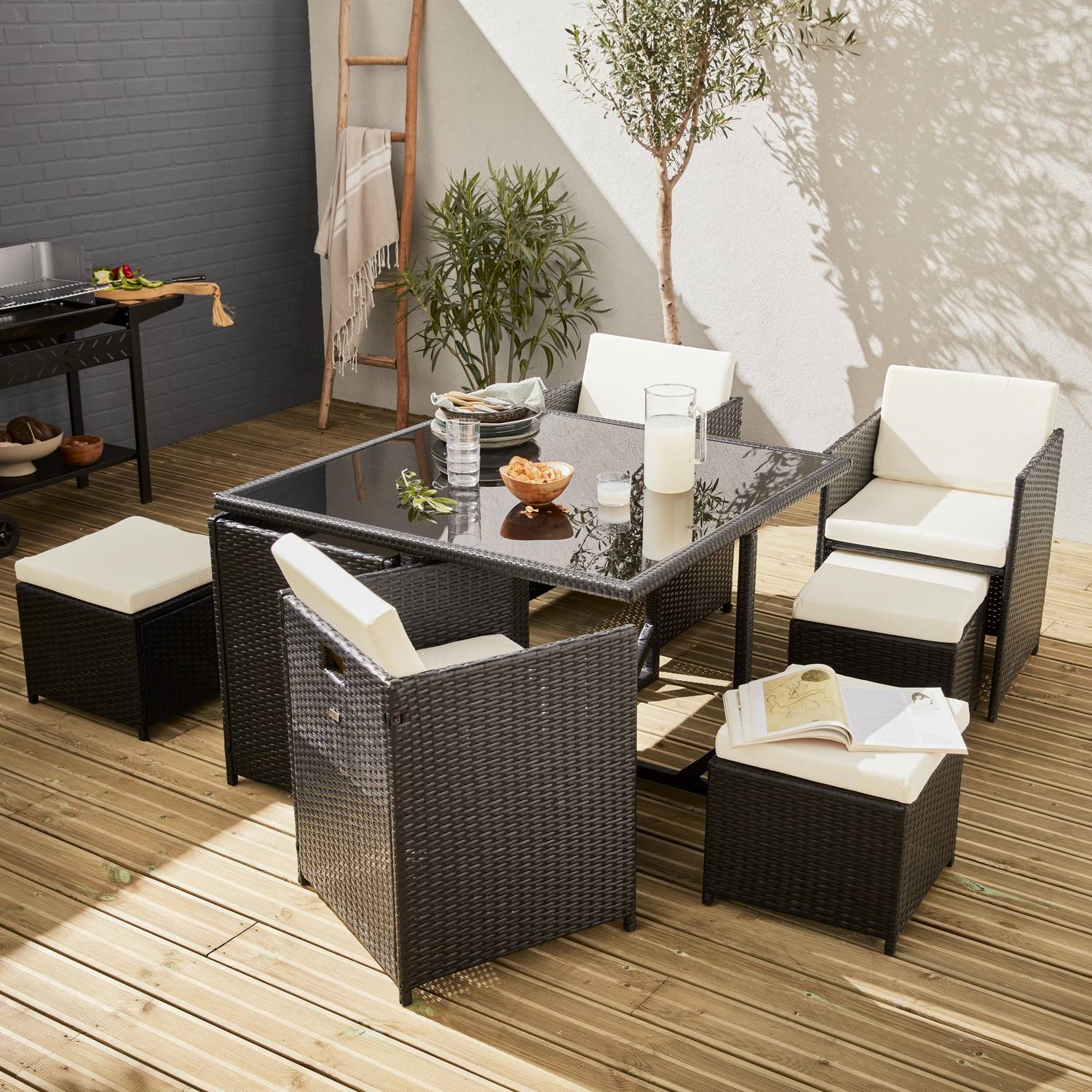 Salon de jardin 4-8 places – Vabo – Coloris noir, Coussins écrus, table encastrable Photo1