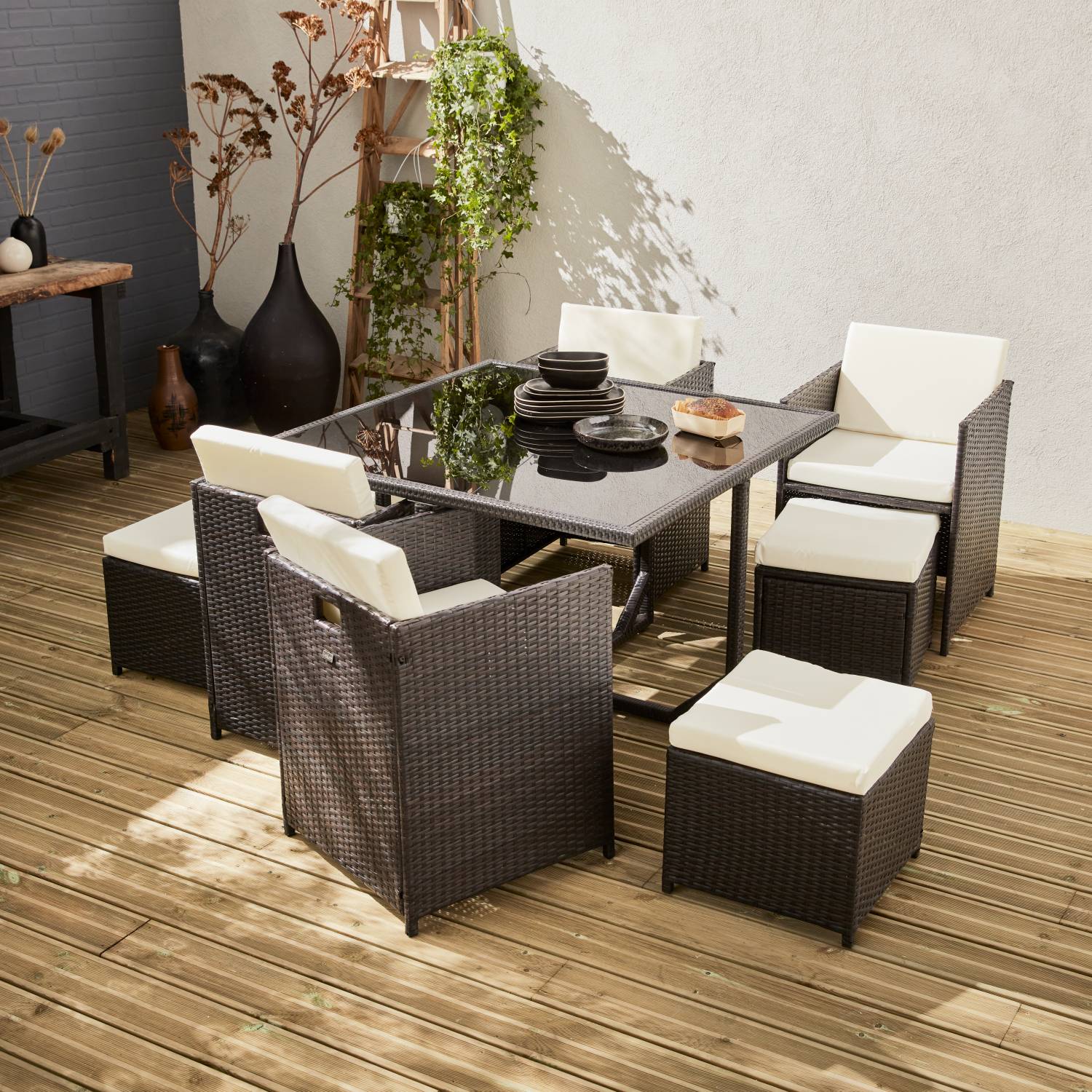 Vabo set, 1 rechthoekig tafel, 4 stoelen en 4 voetenbanken van gevlochten hars | sweeek