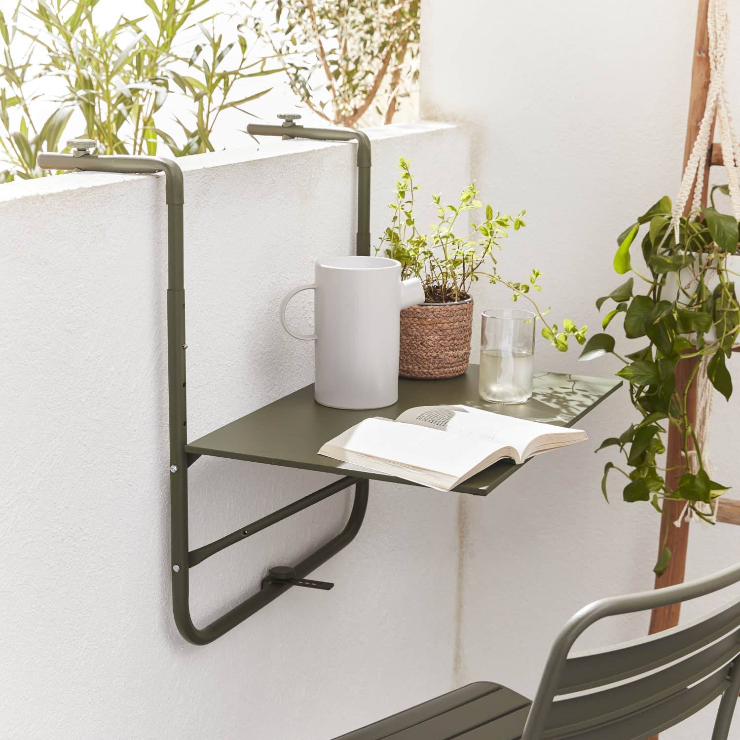 Table de balcon en acier vert, table suspendue, plateau de  60 x 43 cm, hauteur et accroche réglables, tablette rabattable  | sweeek